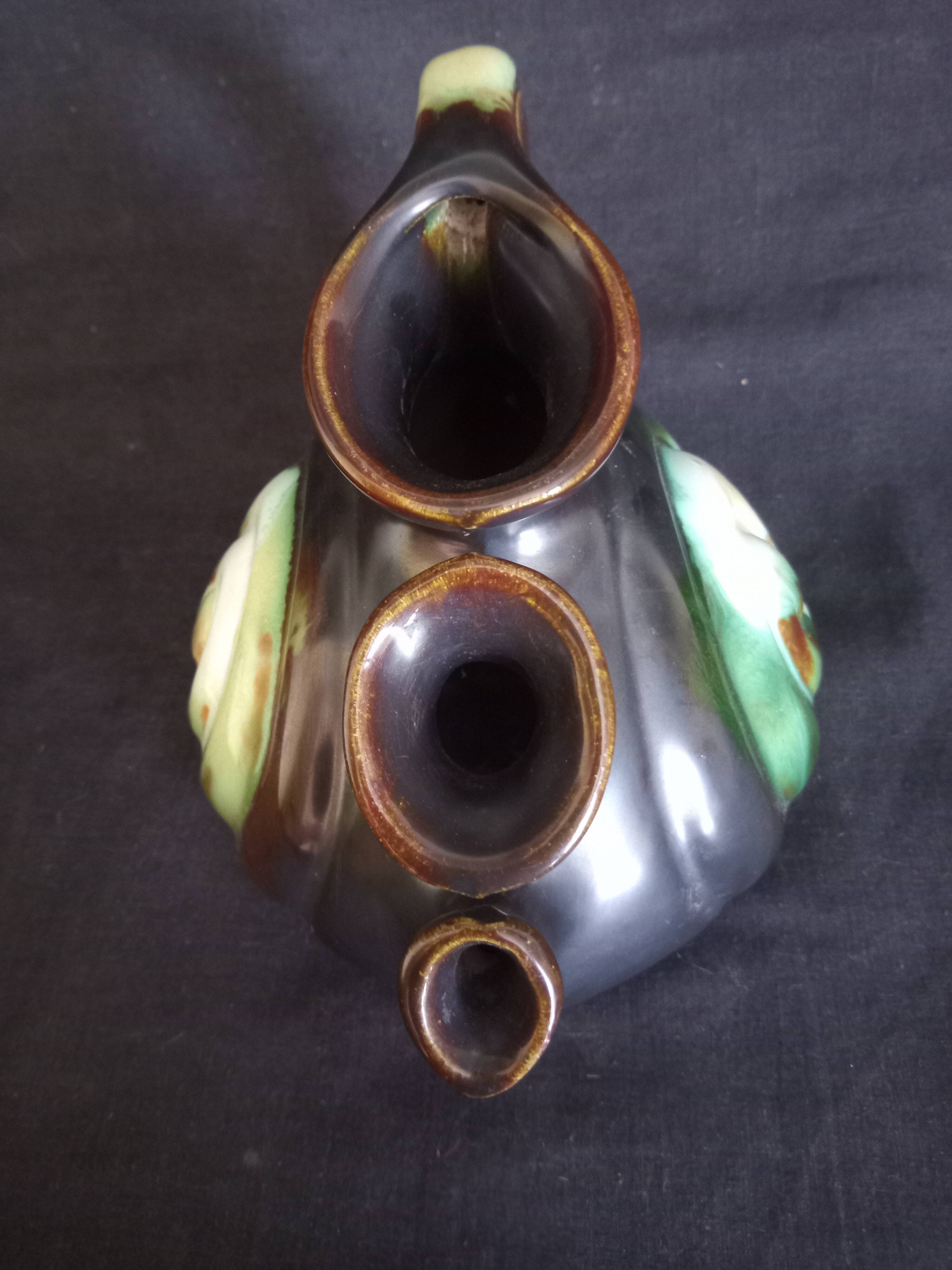 Vase with 3 flowers in the shape of a ceramic snail from Thulin (Belgium)