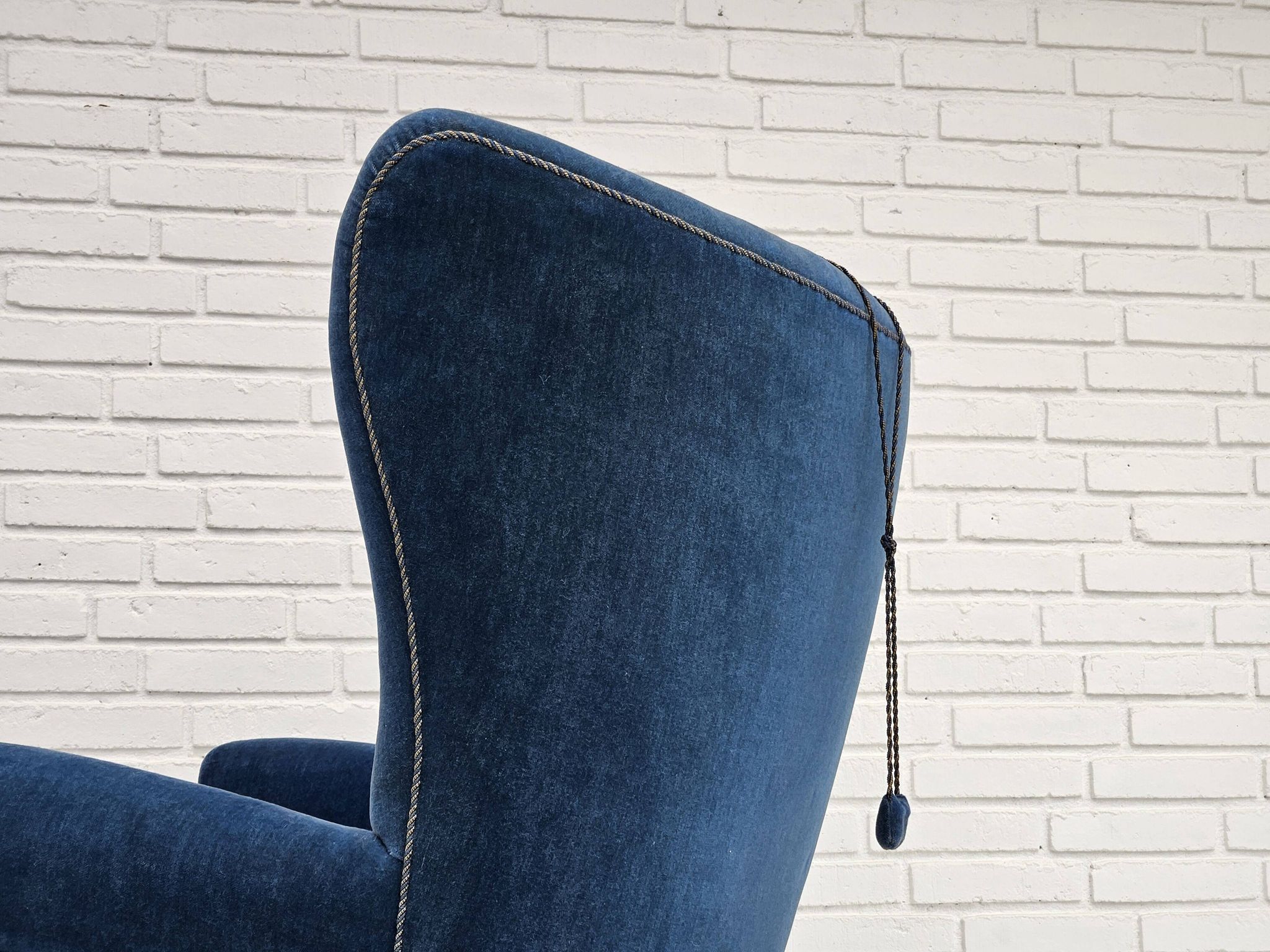 Années 1960, fauteuil relax danois à dossier haut, état d'origine, meuble en velours bleu.