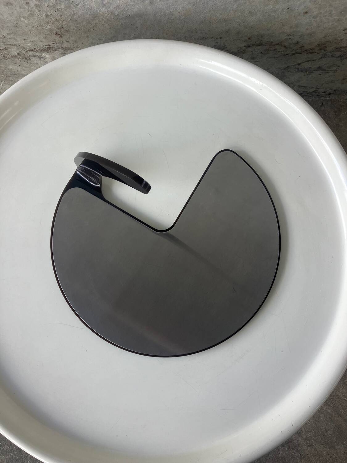 Plateau à fromage en "plexi" courbé et plaque d'acier Christofle