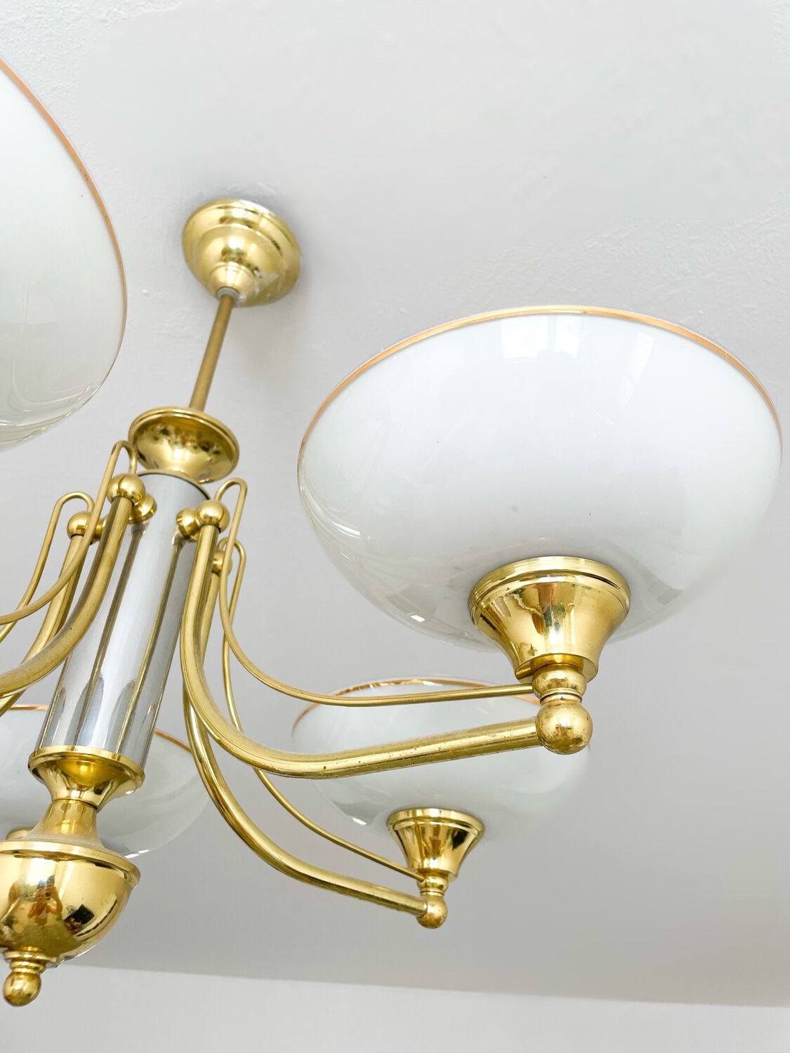 Lustre vintage en laiton & verre opalin – 5 branches – 60 × 54 cm