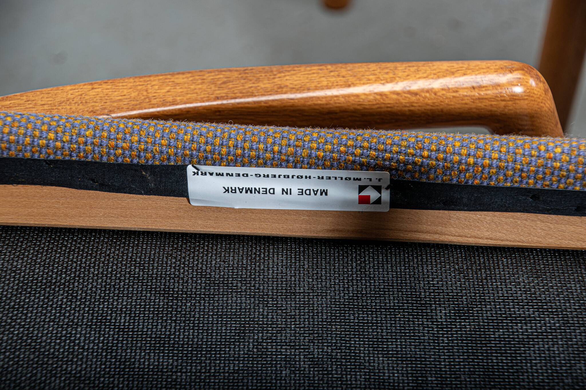 Fauteuils JL Moller modèle 68 en chêne avec tissu d'origine. Fabriqués au Danemark vers 1990.