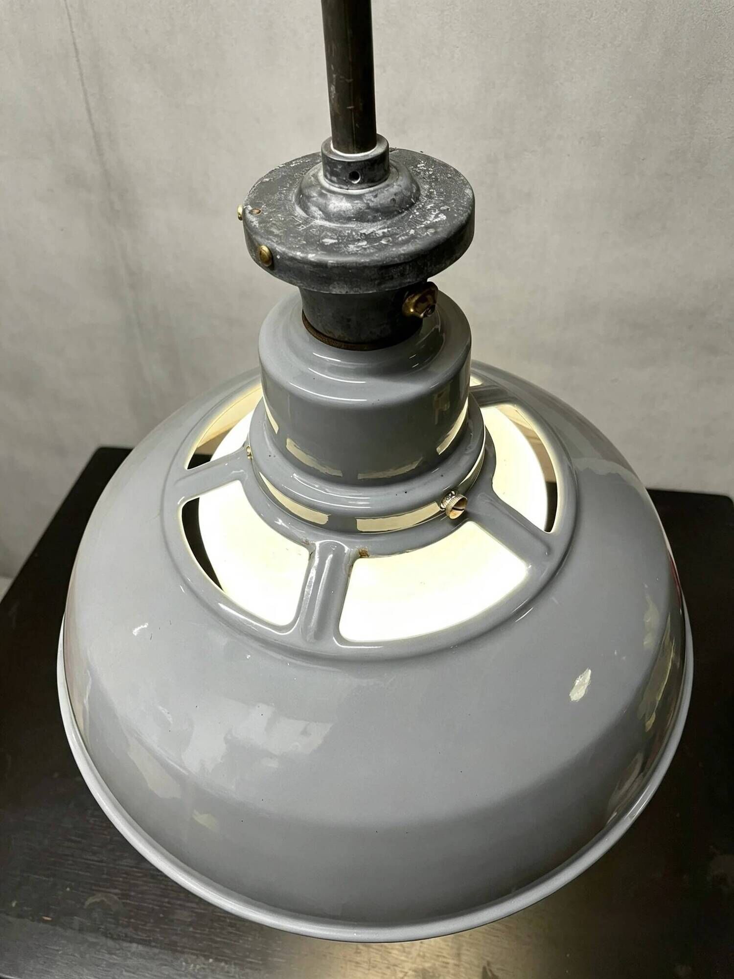 Luminaires en émail de grande taille des années 1930 avec diffuseurs en opaline par Benjamin