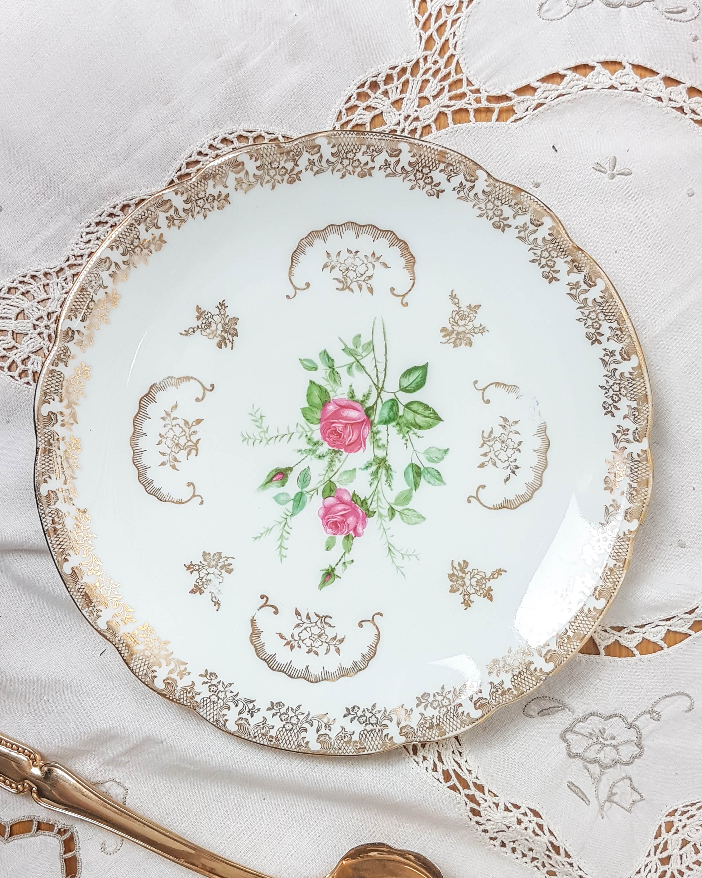 Lot of 4 flat plates Limoges FD Chauvigny golden white rose pattern
