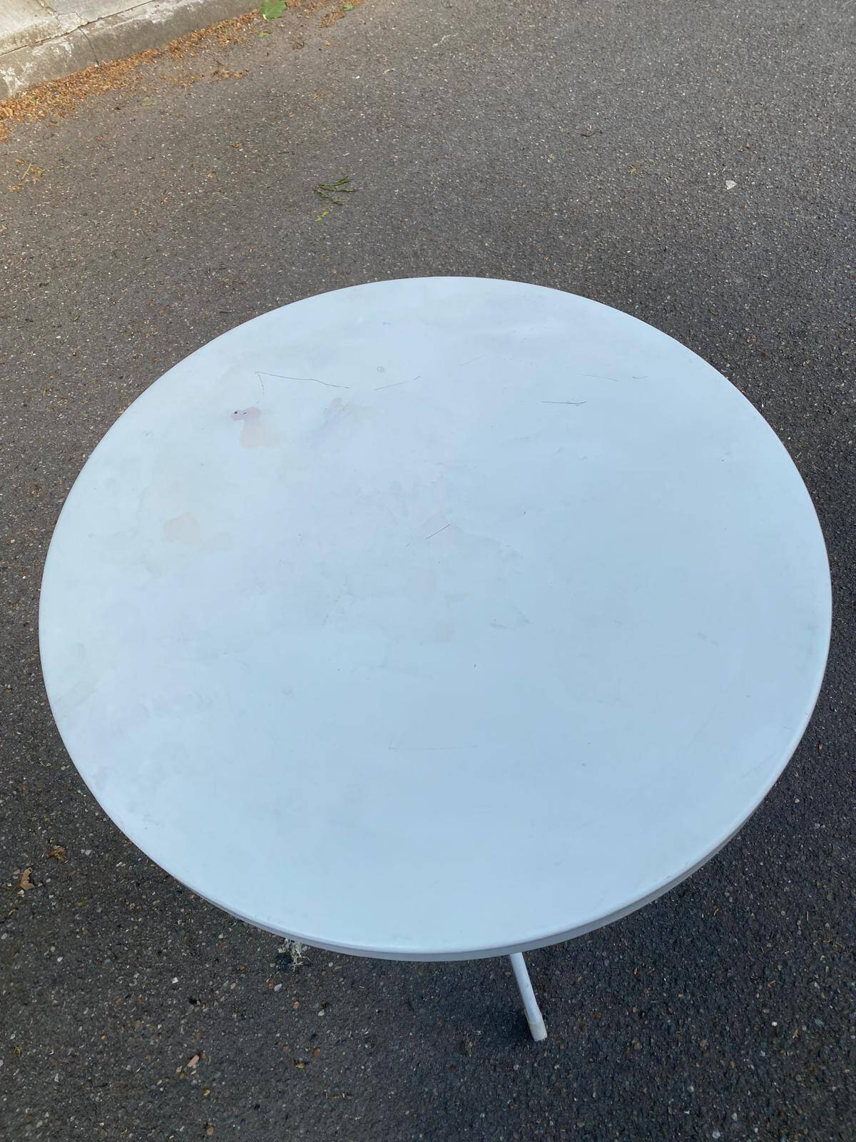 White round tripod bistro table in steel 60cm