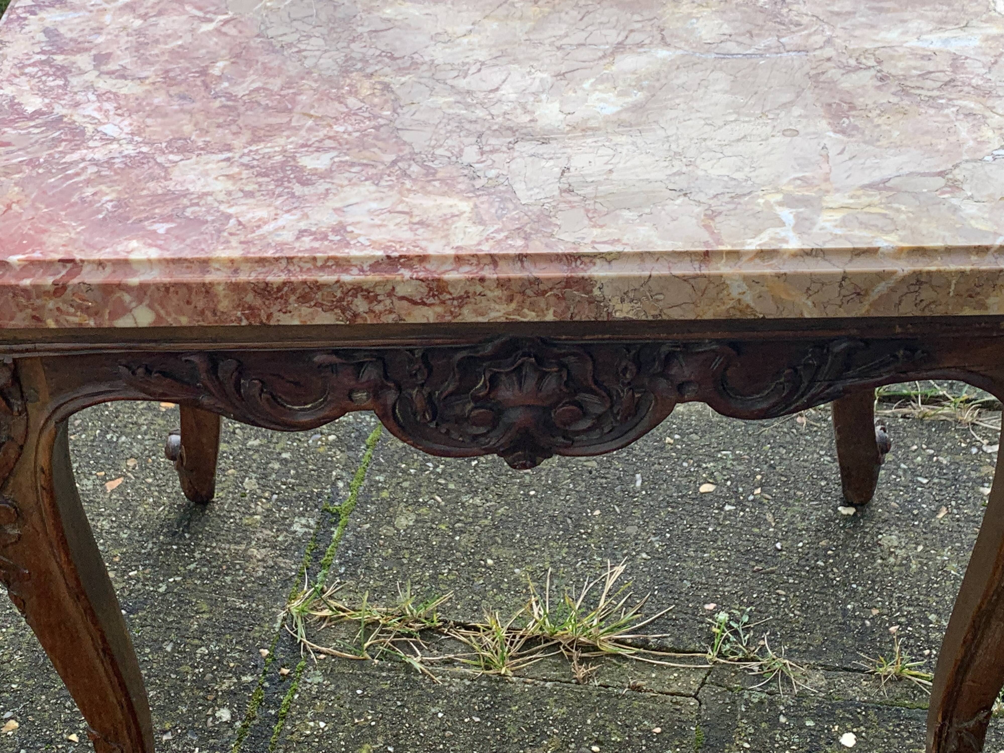 Carved wooden coffee table with shell pattern and removable pink marble top, old