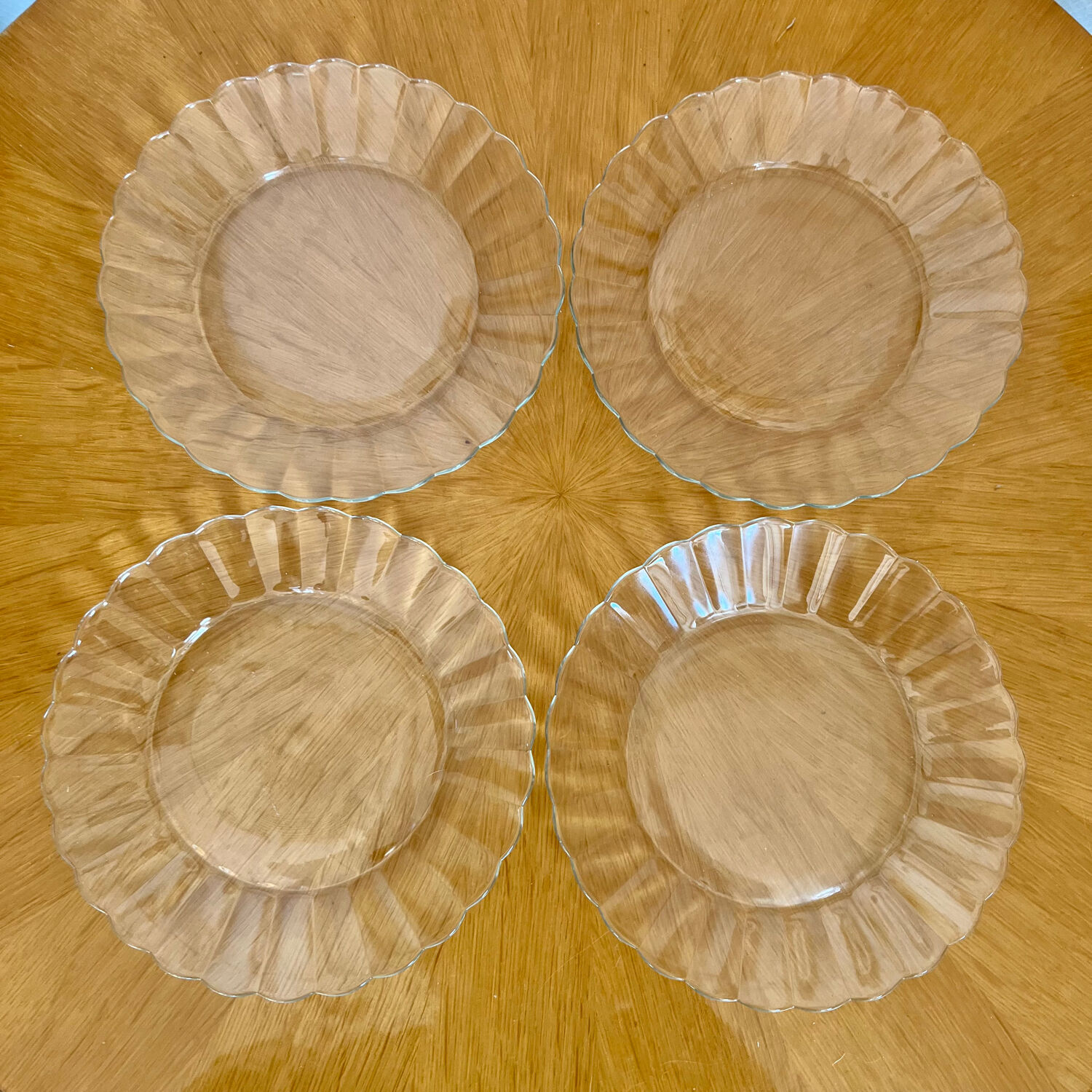 Lot de quatre assiettes Marguerite vintage Duralex