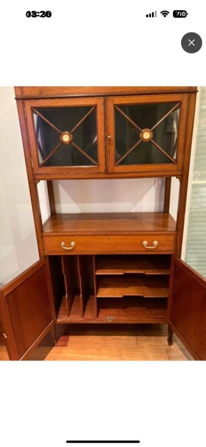 Élégant buffet vitrine de style Directoire en fruitier, début XIXe siècle