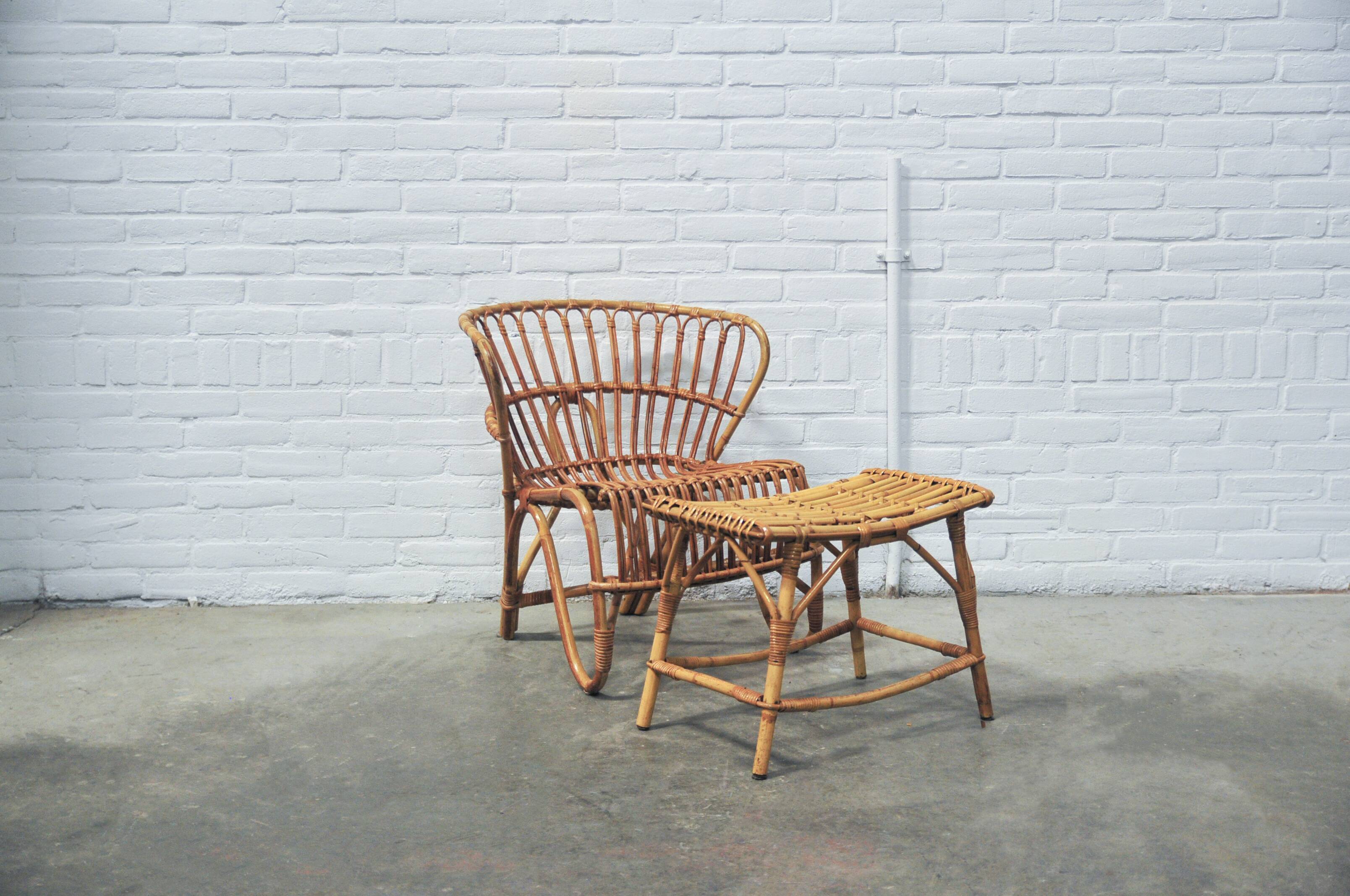 fauteuil et repose-pieds en rotin de l'usine de meubles Jonkers