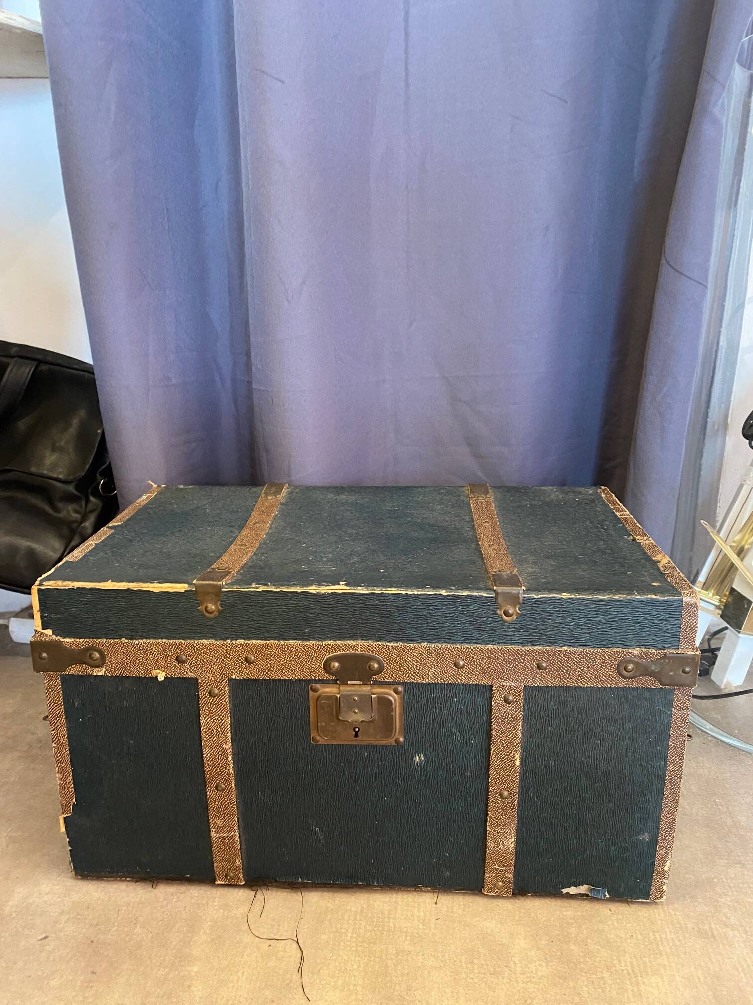 Ancienne malle de voyage pour vêtements coupés début xxème avec tiroirs et anses