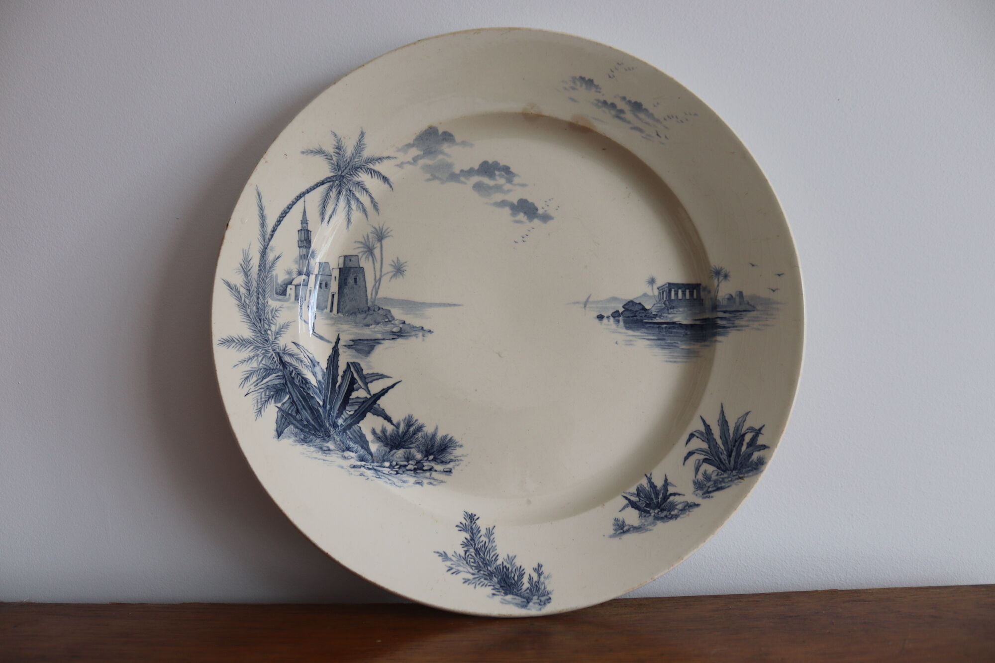 Plat en terre de fer «  vues d’Orient » faïence de Gien