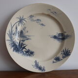 Flat in iron earth "views of the Orient" faience of Gien