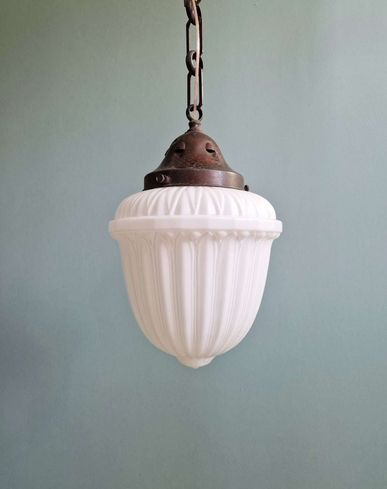 Art Deco suspension in pressed white opaline, 1920-30.
