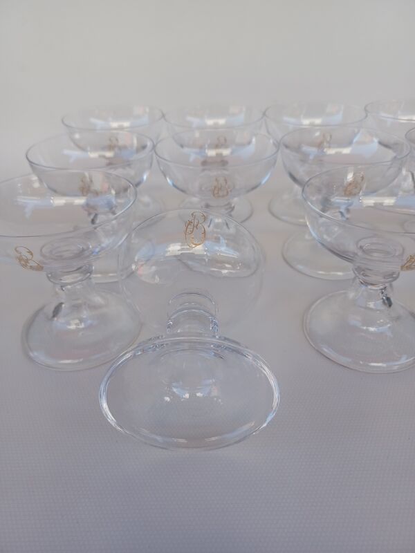 12 coupes à Champagne en cristal de val saint lambert. Service Pied Cloche Uni. Fin XIX Eme.