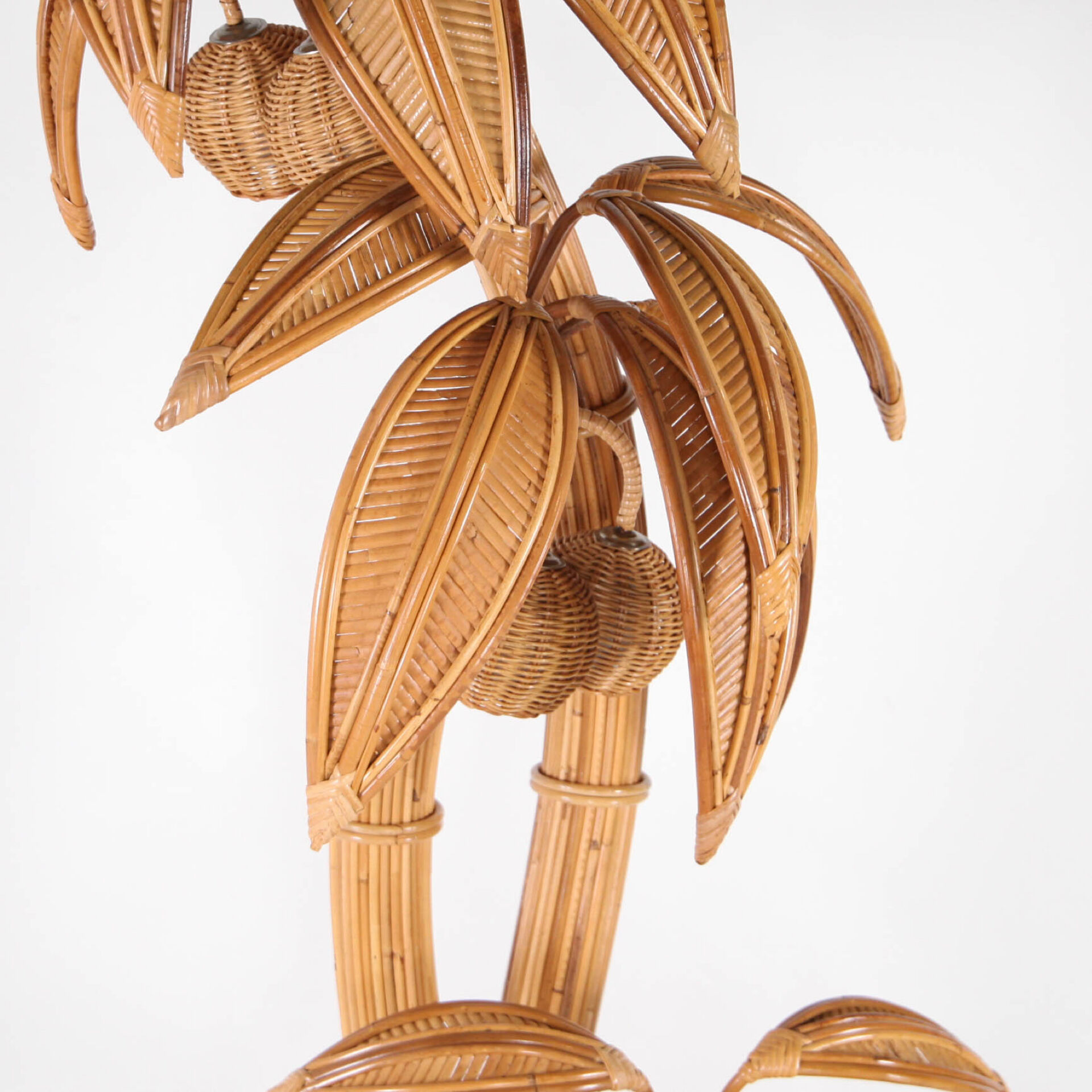 Lampadaire « palmier-cocotier » en rotin