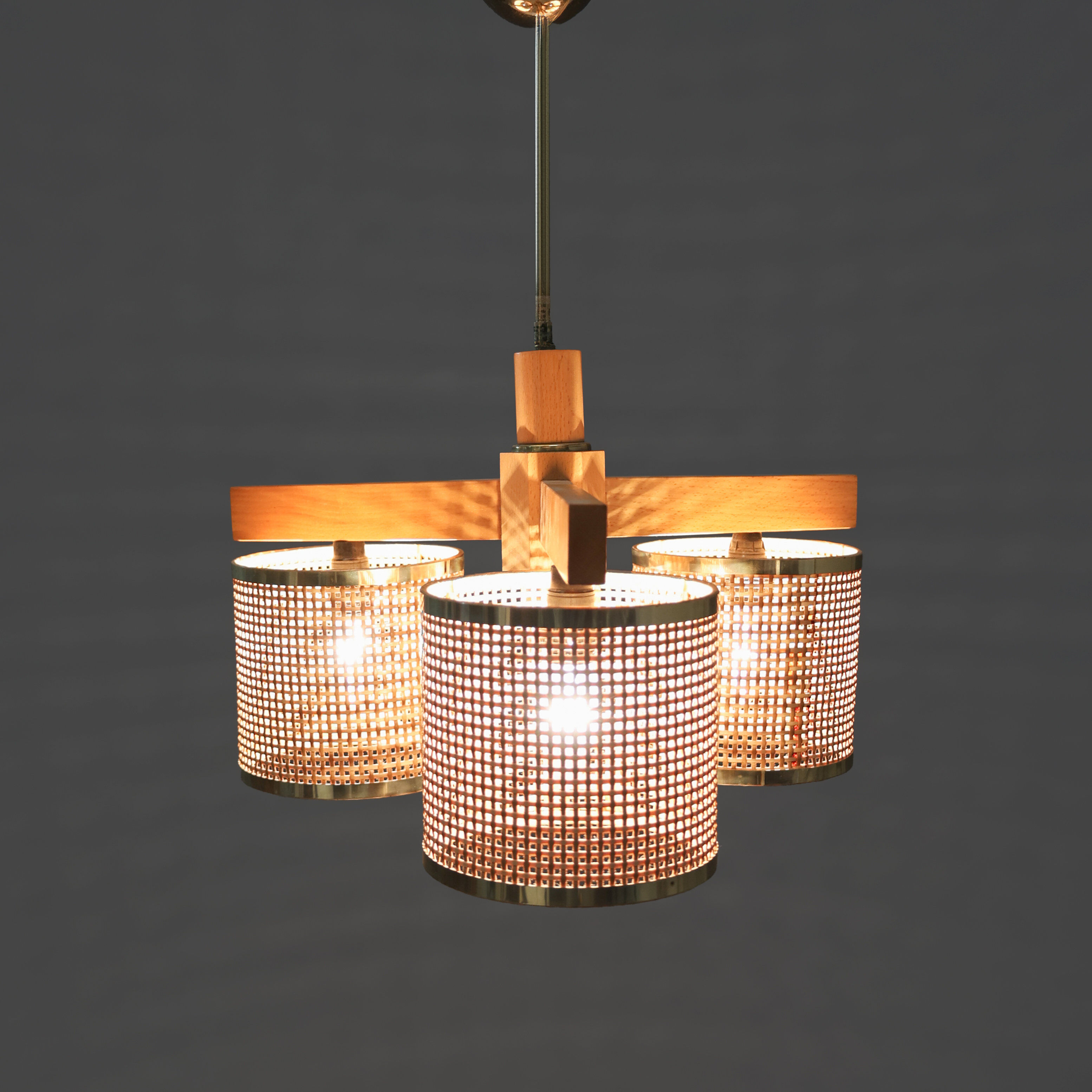 Plafonnier vintage en rotin et laiton, années 1980, Italie.