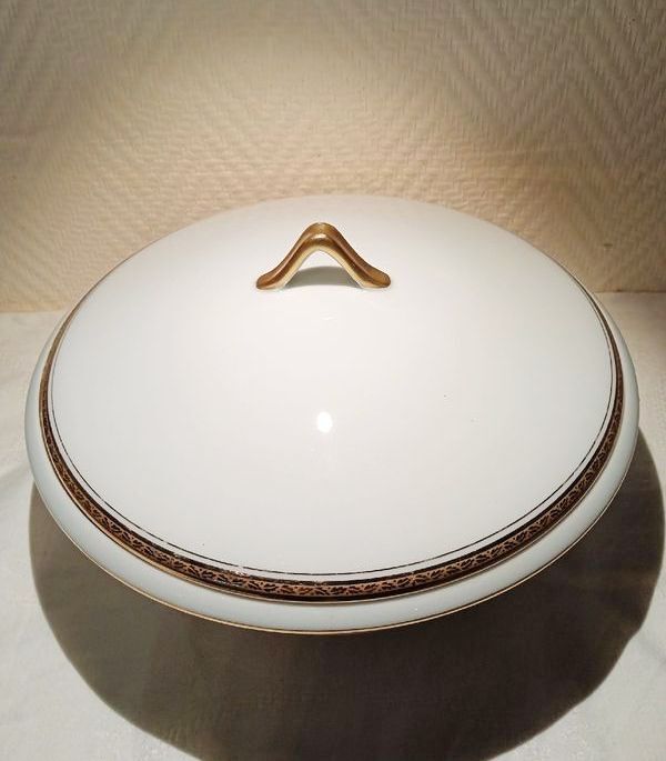 Porcelain vegetable serving dish