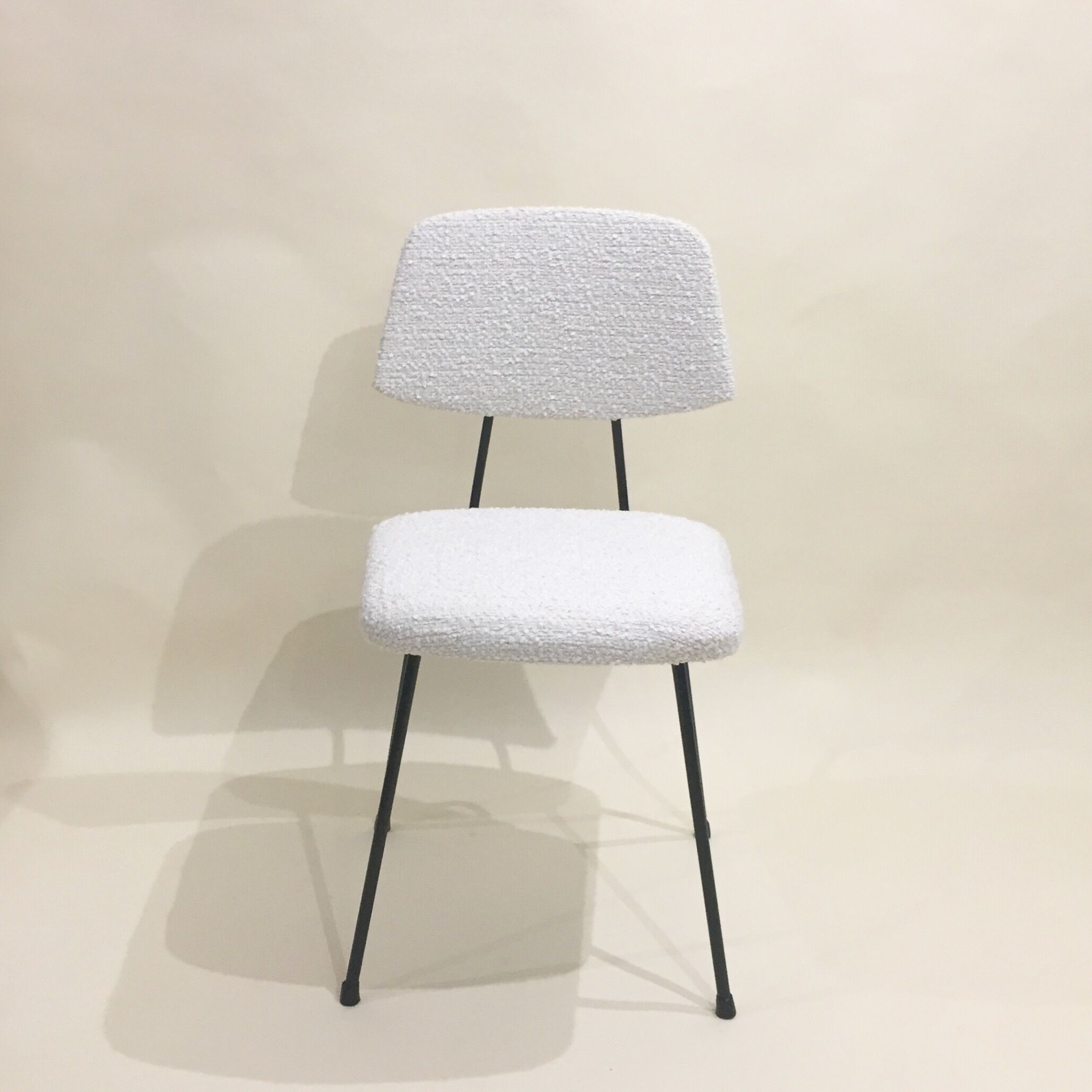 Chaise Rudolph wolf retapissée