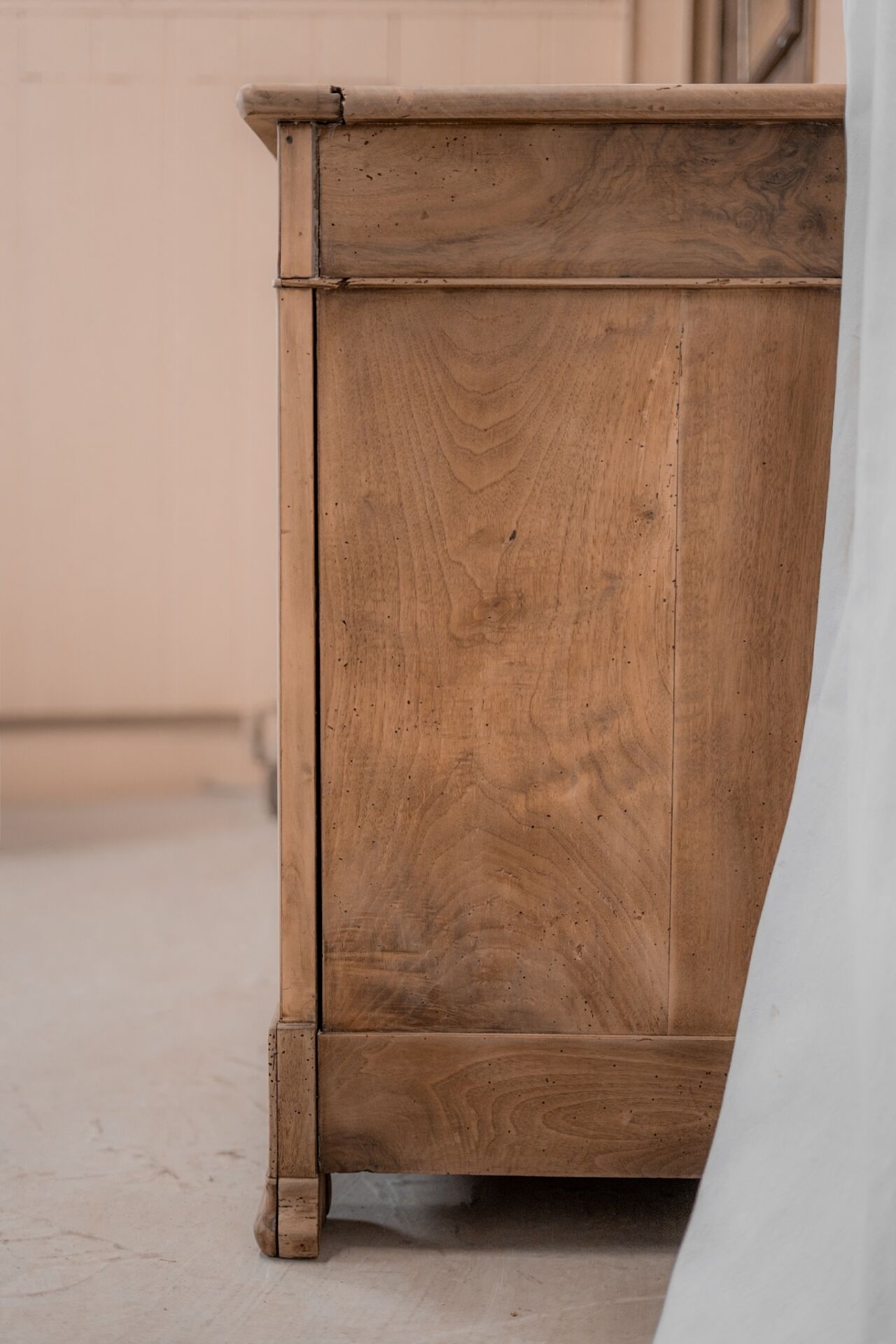 Commode en noyer massif