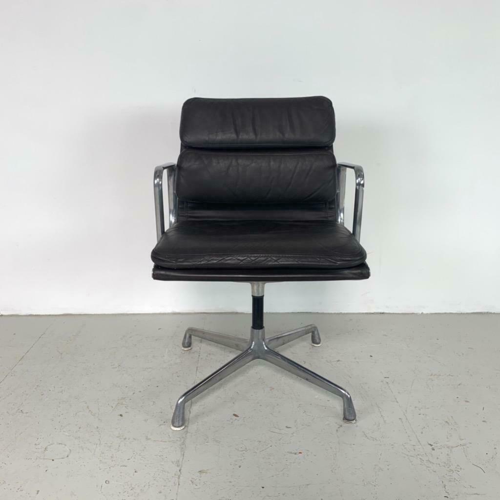 Fauteuil Eames pour Herman Miller Pad Group Chair