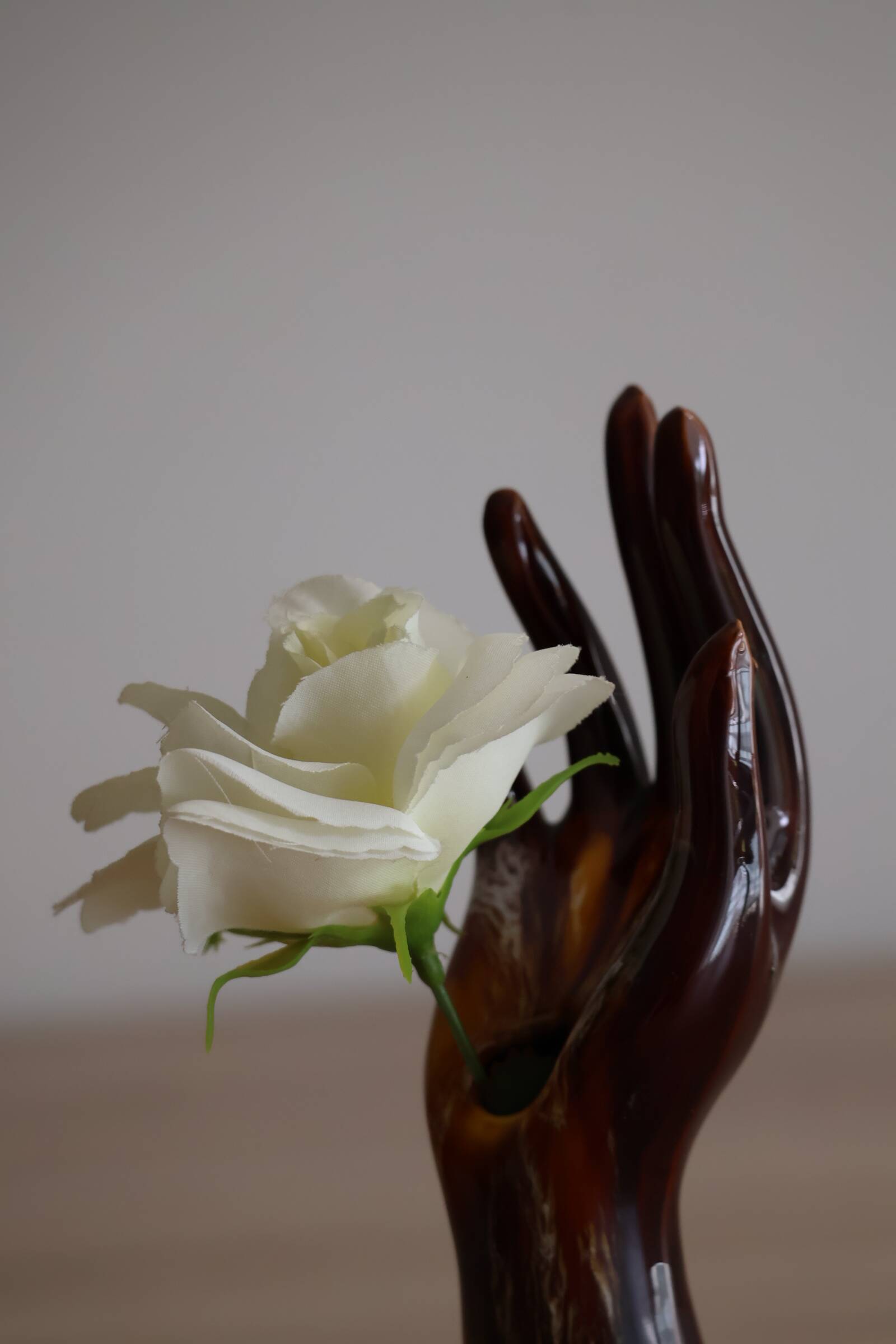 Main baguier ou vase soliflore années 70 en céramique émaillée