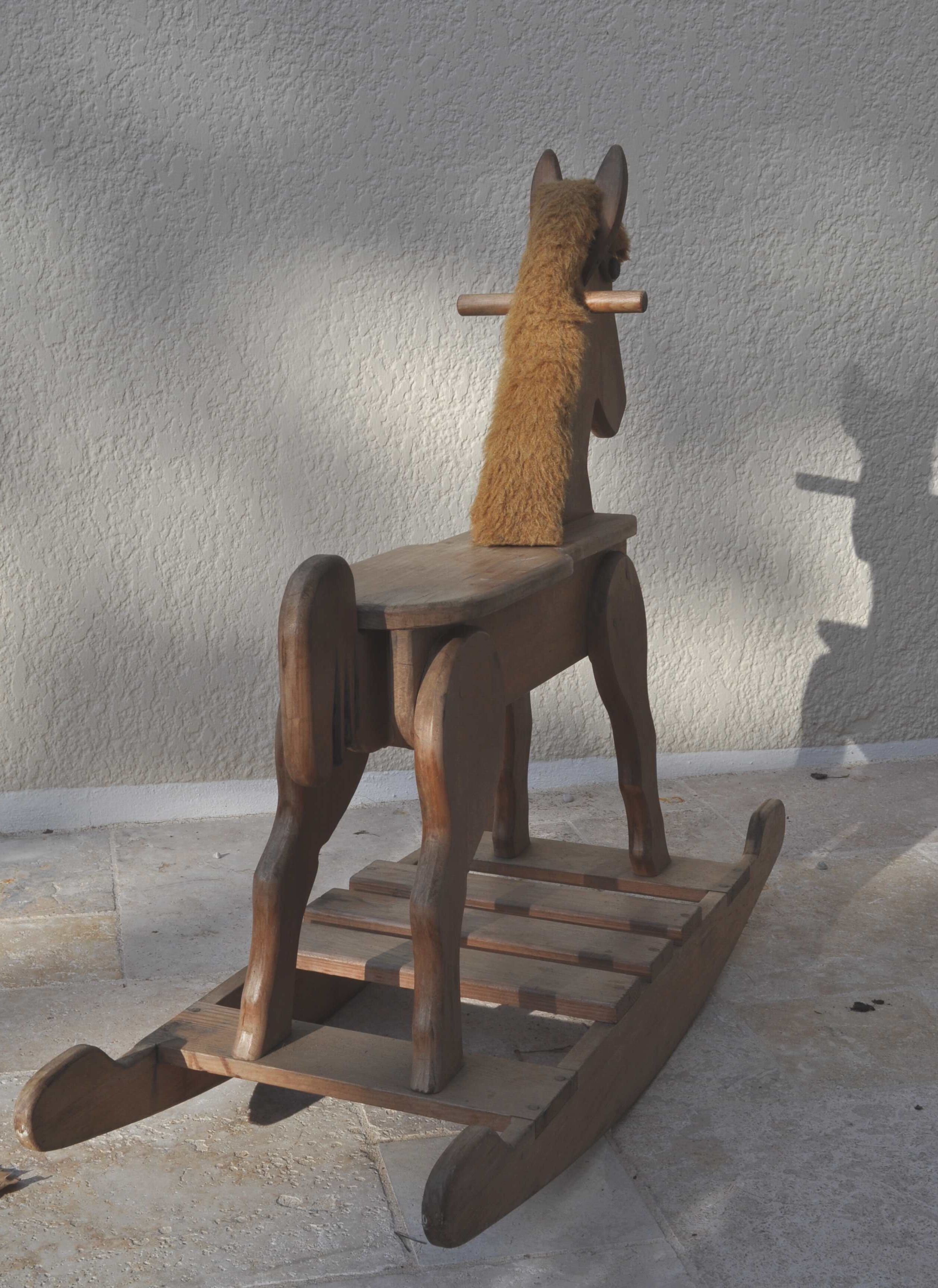 Cheval à bascule en bois