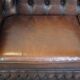 Canapé Chesterfield anglais 2,5 places en cuir de vachette flammé marron foncé