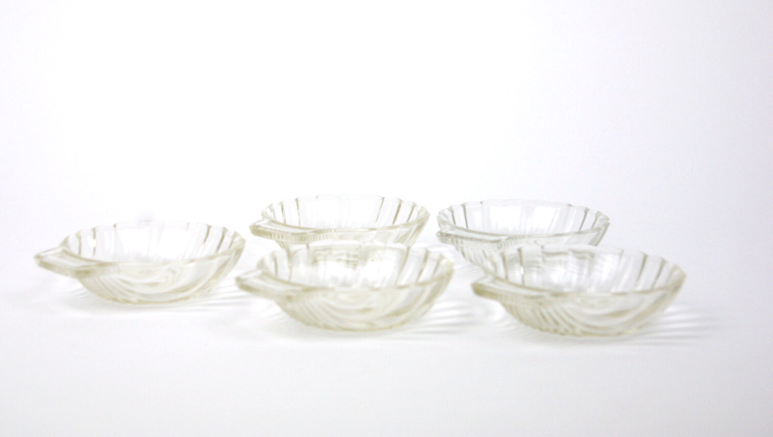 Lot of 5 cups in the shape of a clear glass shell