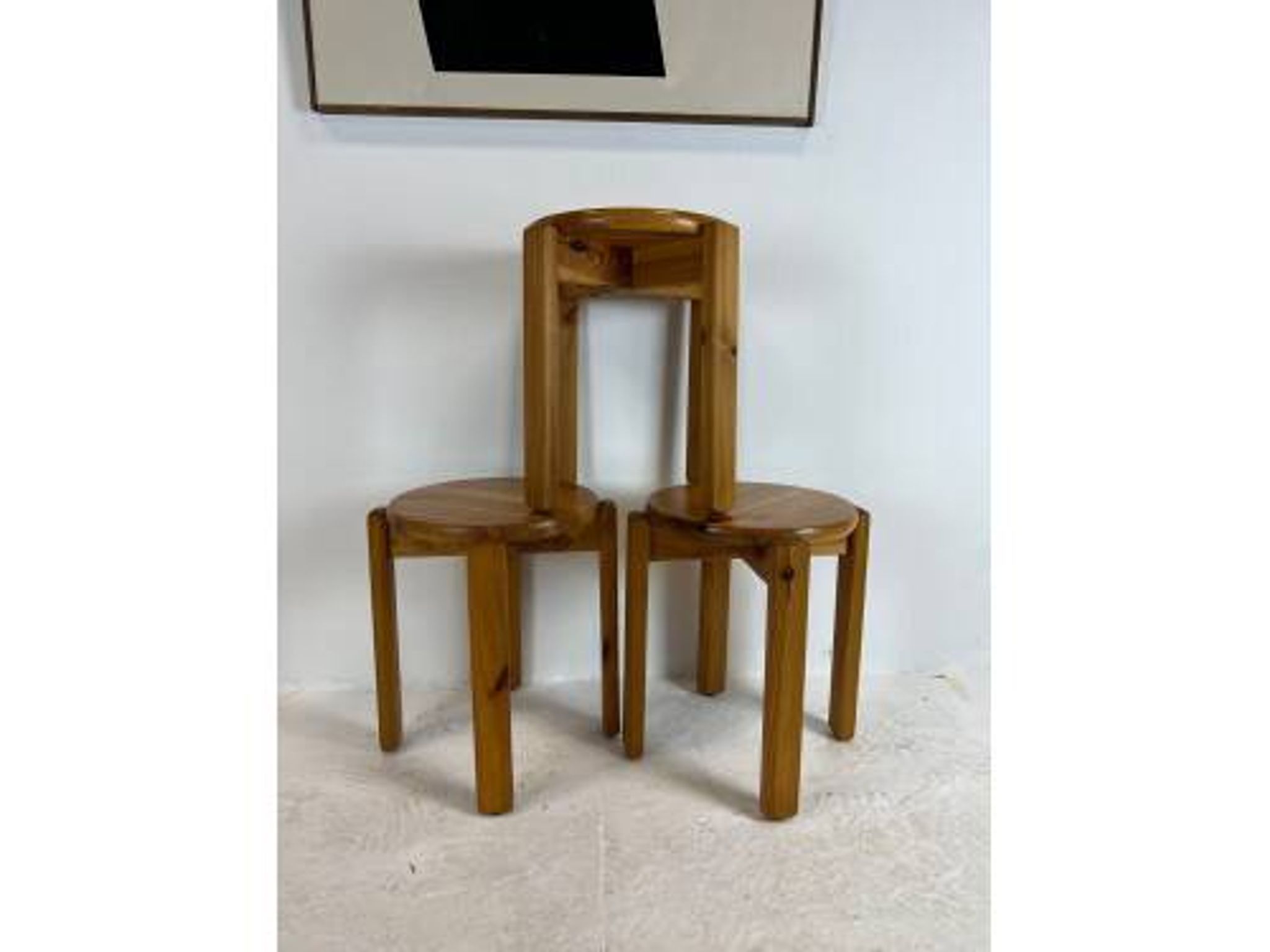 Trio de tabourets en pin massif, années 70