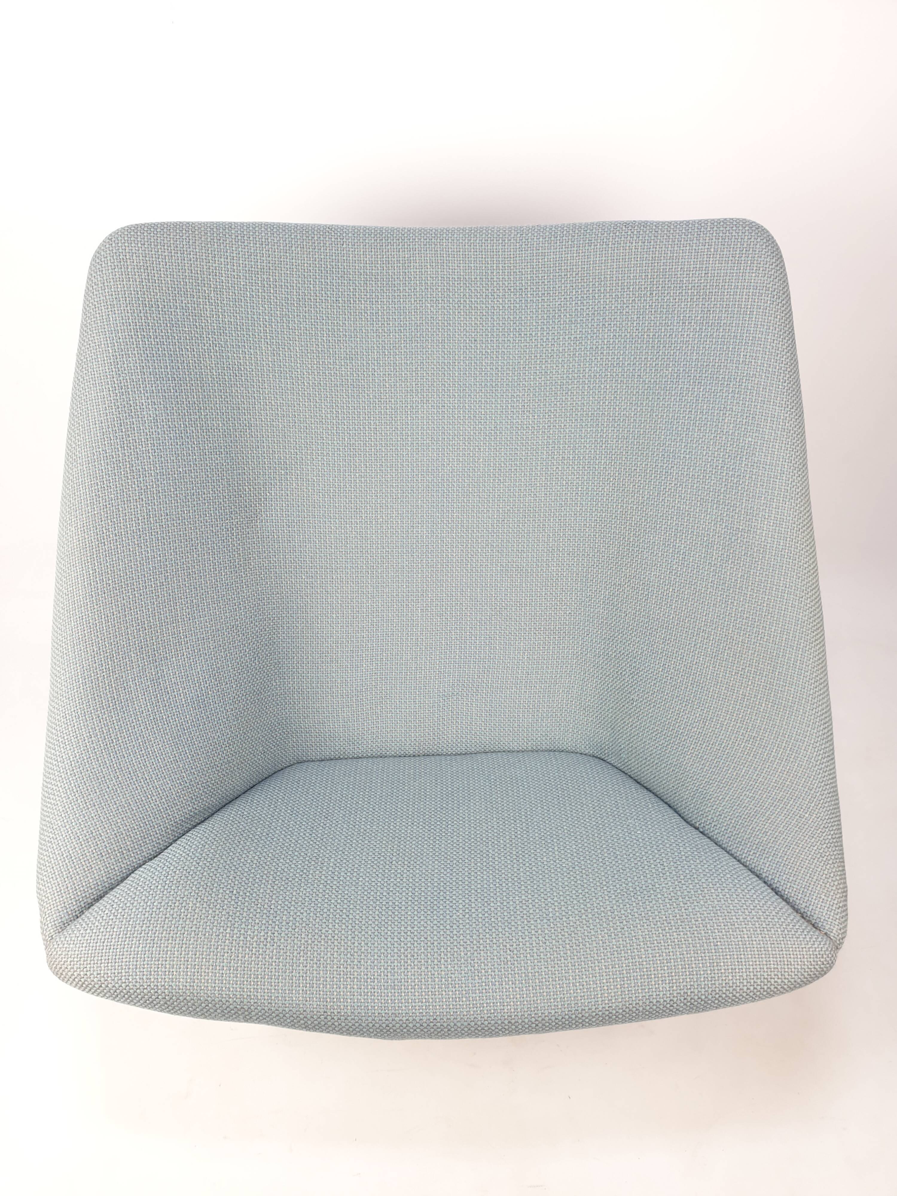 Oyster chair with cross base by Pierre Paulin for Artifort, 1965