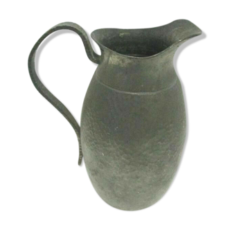 Art deco pitcher in hammered tin and signed E.H. Derbesy