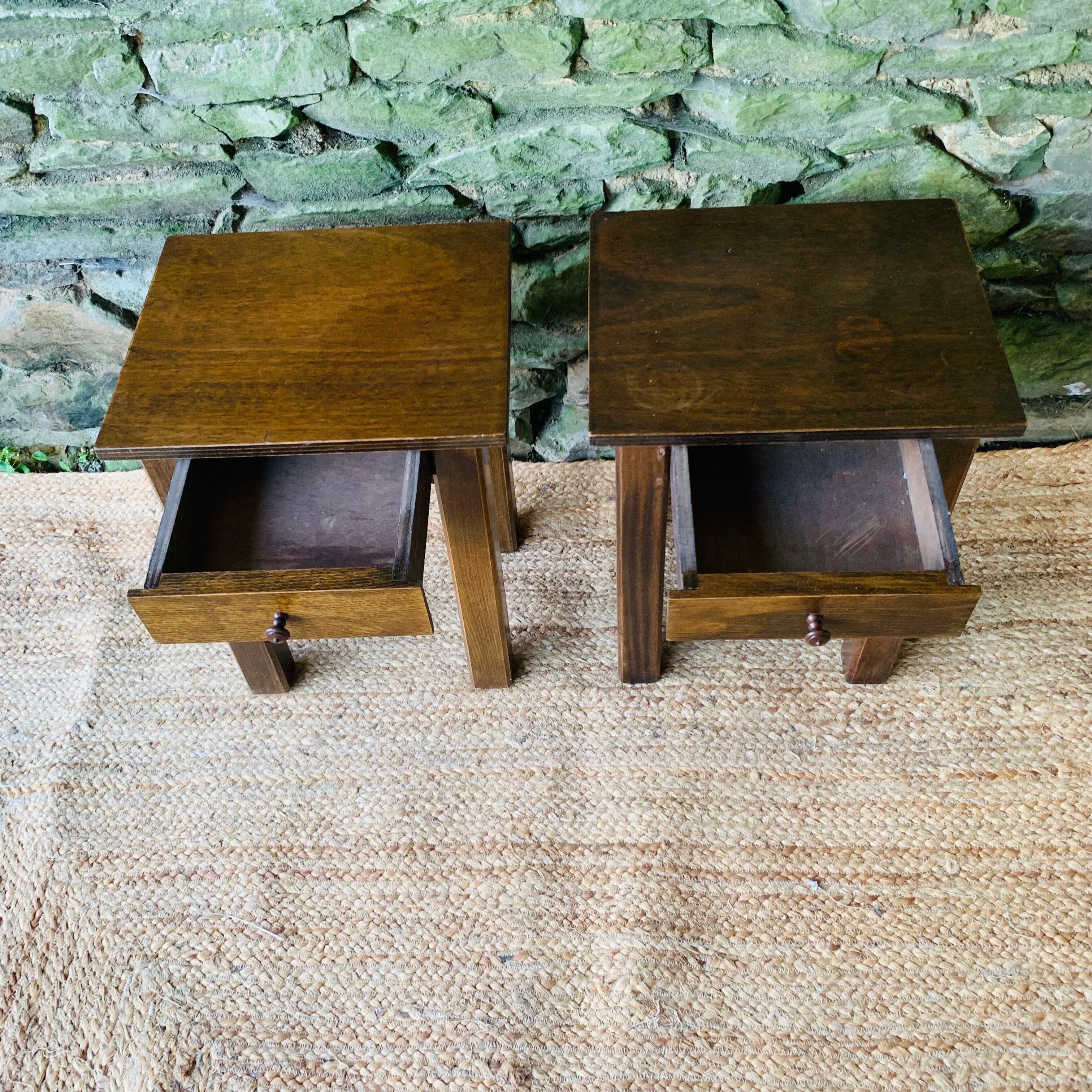 Paire de tables de chevet minimalistes