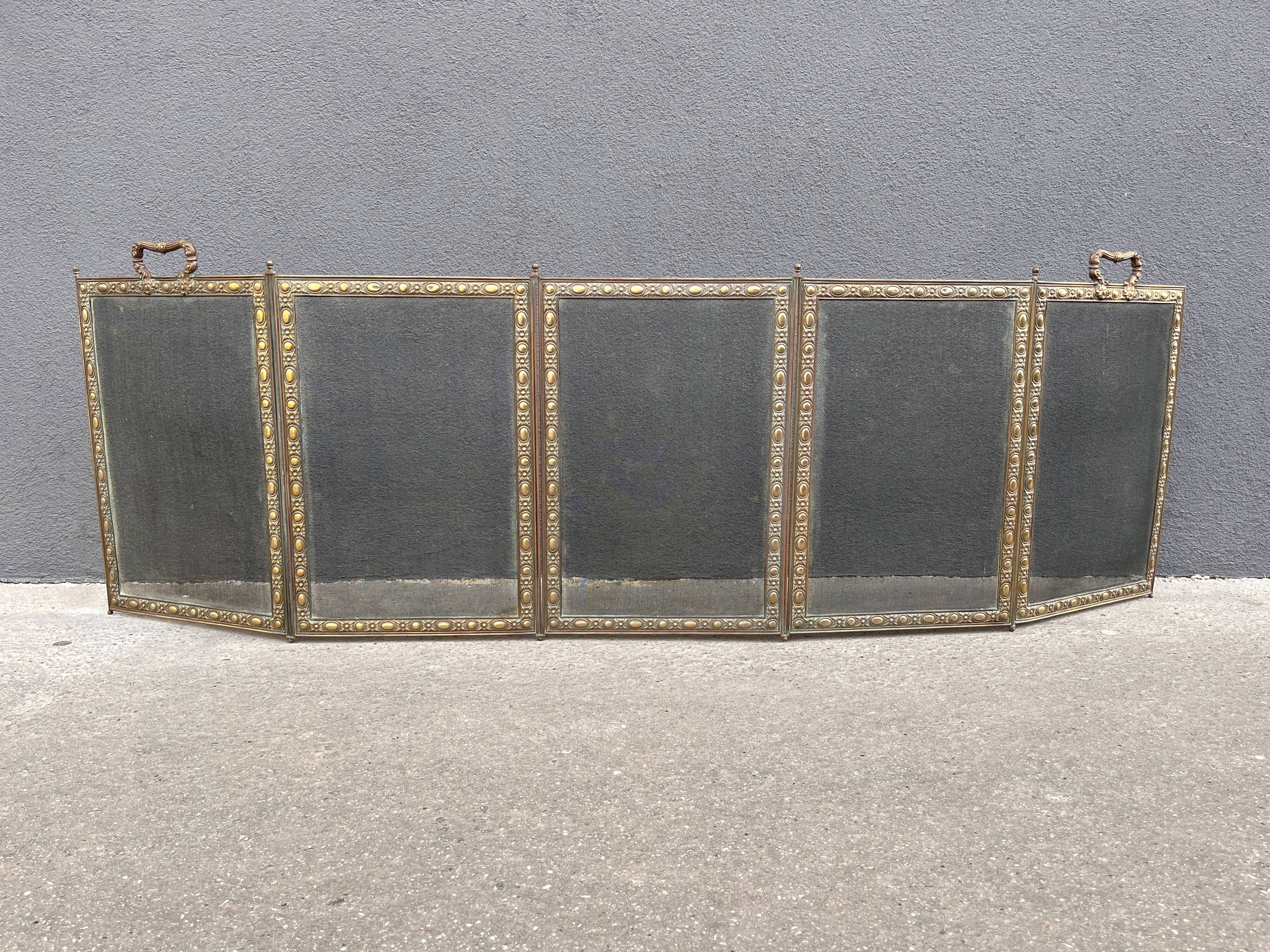 Antique fireplace screen in copper and brass from the 19th century.