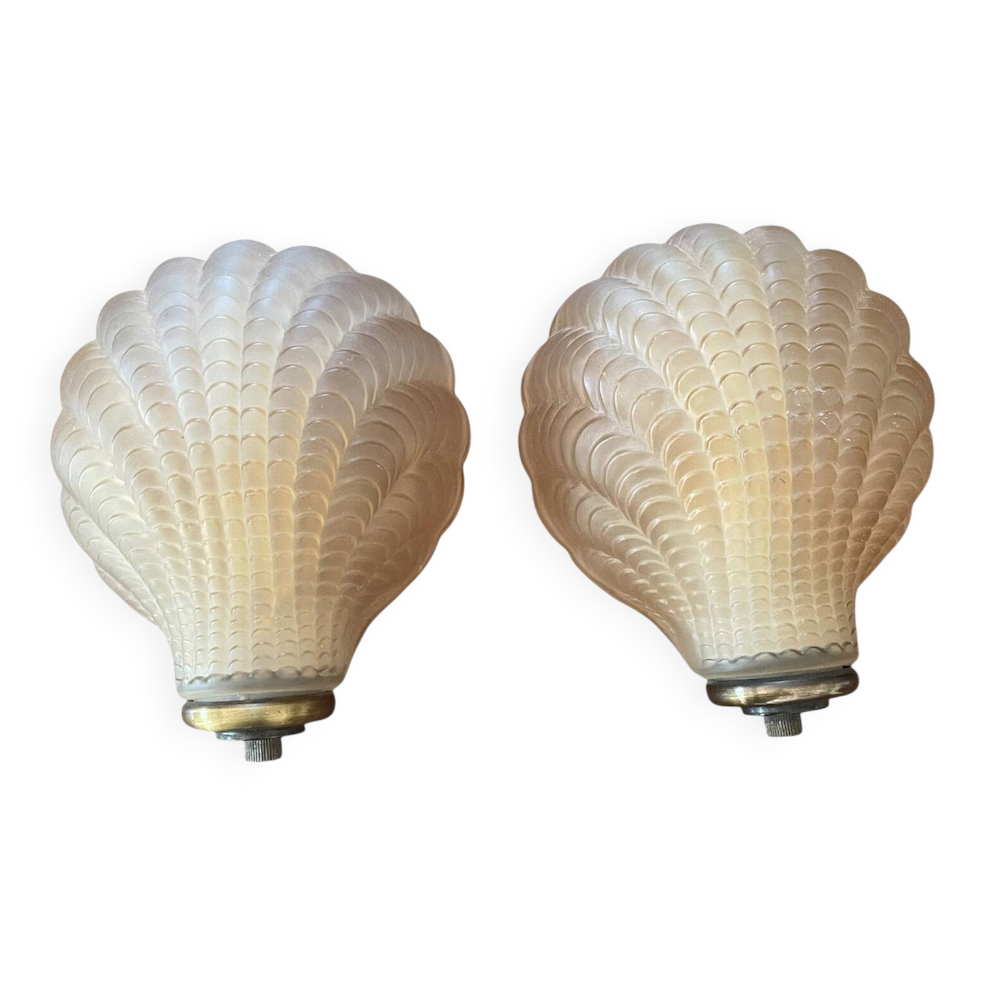 Pair of shell wall lights in frosted glass in Art Deco style.