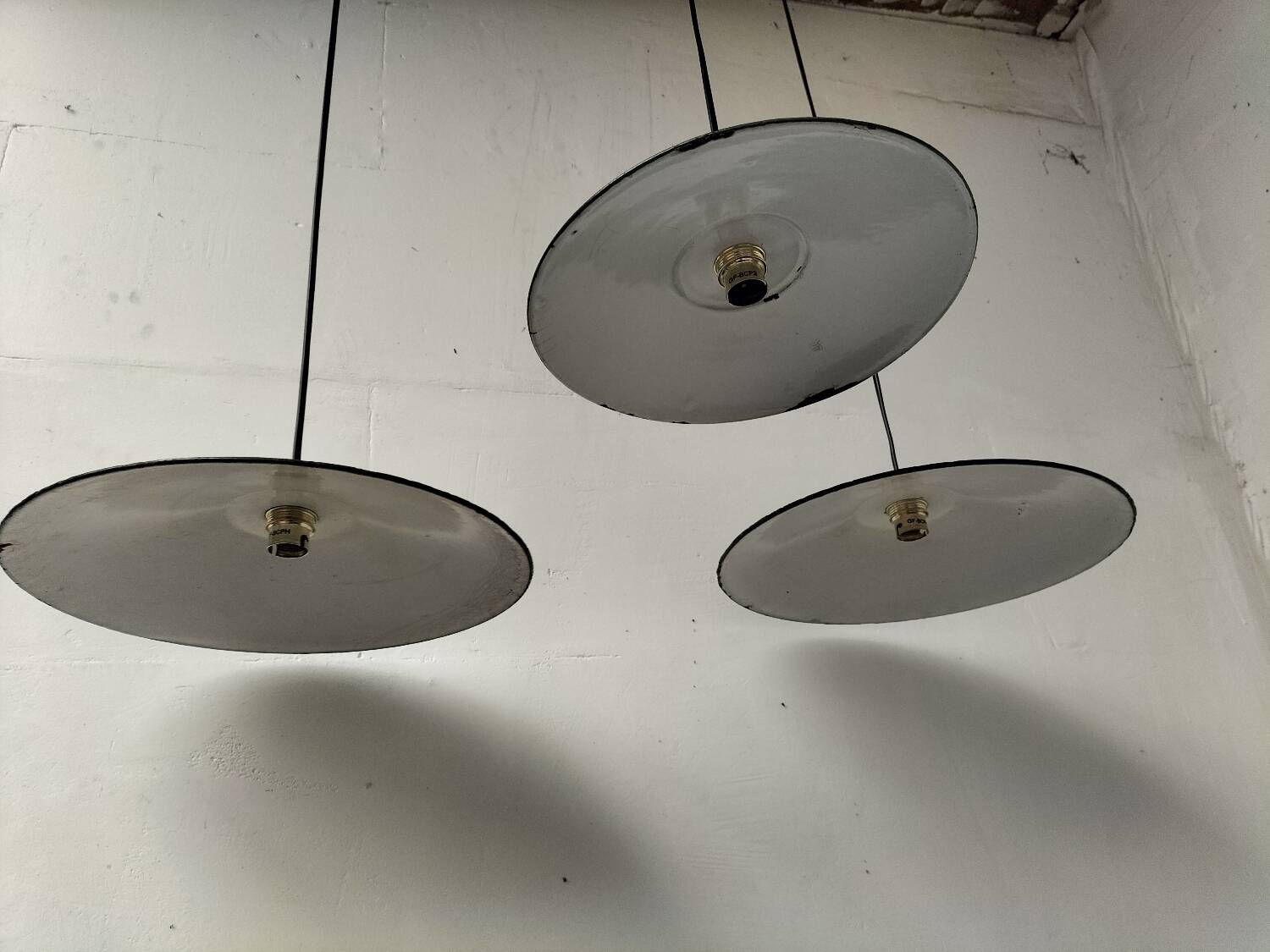 Enamelled sheet metal suspensions
