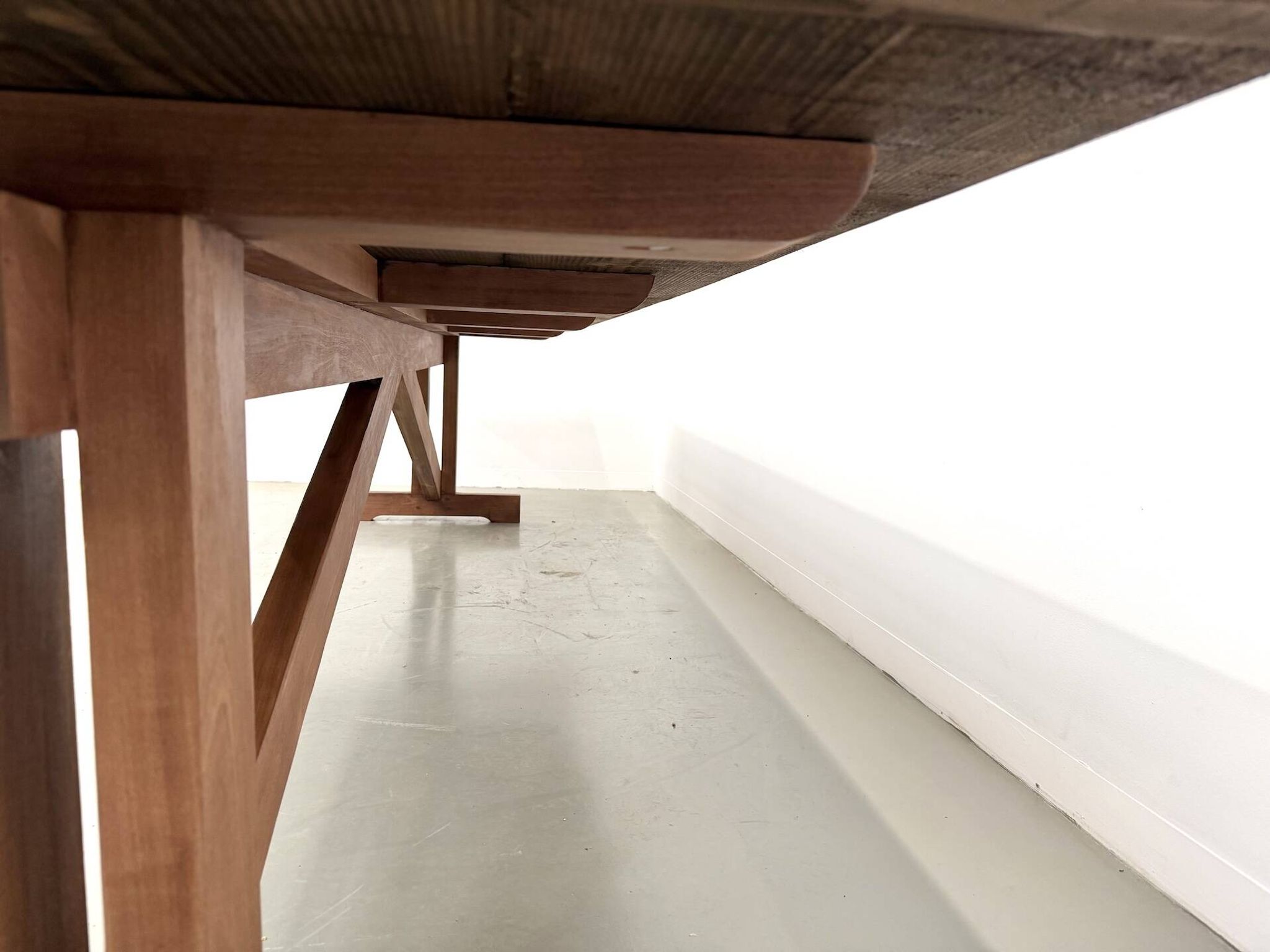 Refectory table in solid pine and beech, with X-shaped legs.