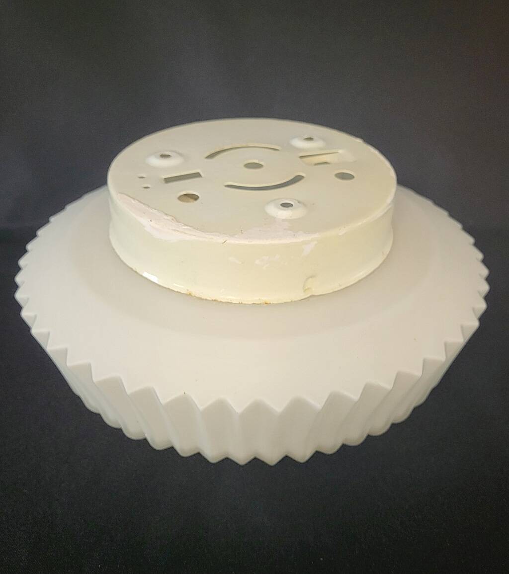 Plafonnier en verre blanc mat nervuré