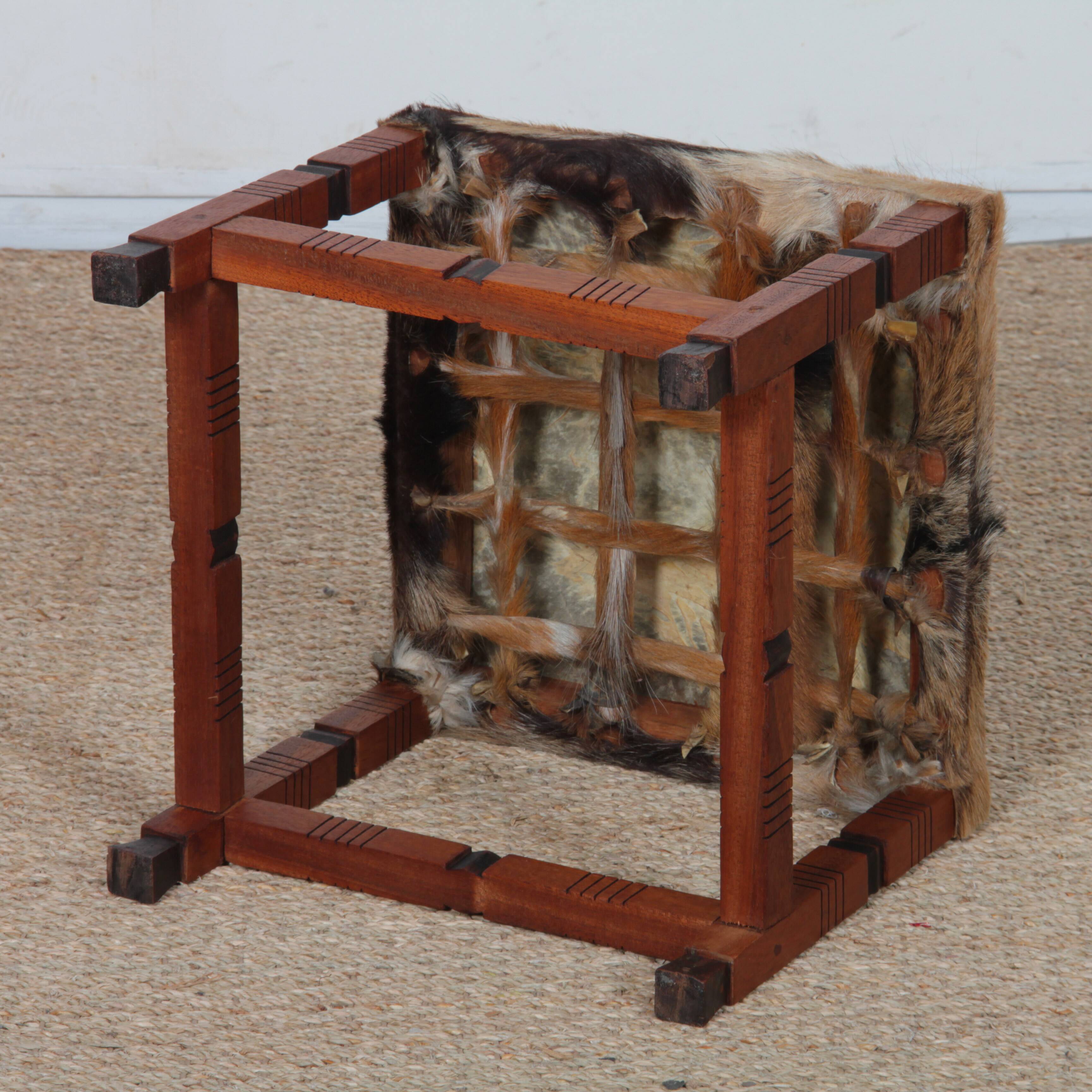 Tabouret en bois massif et peau, travail du XXe siècle