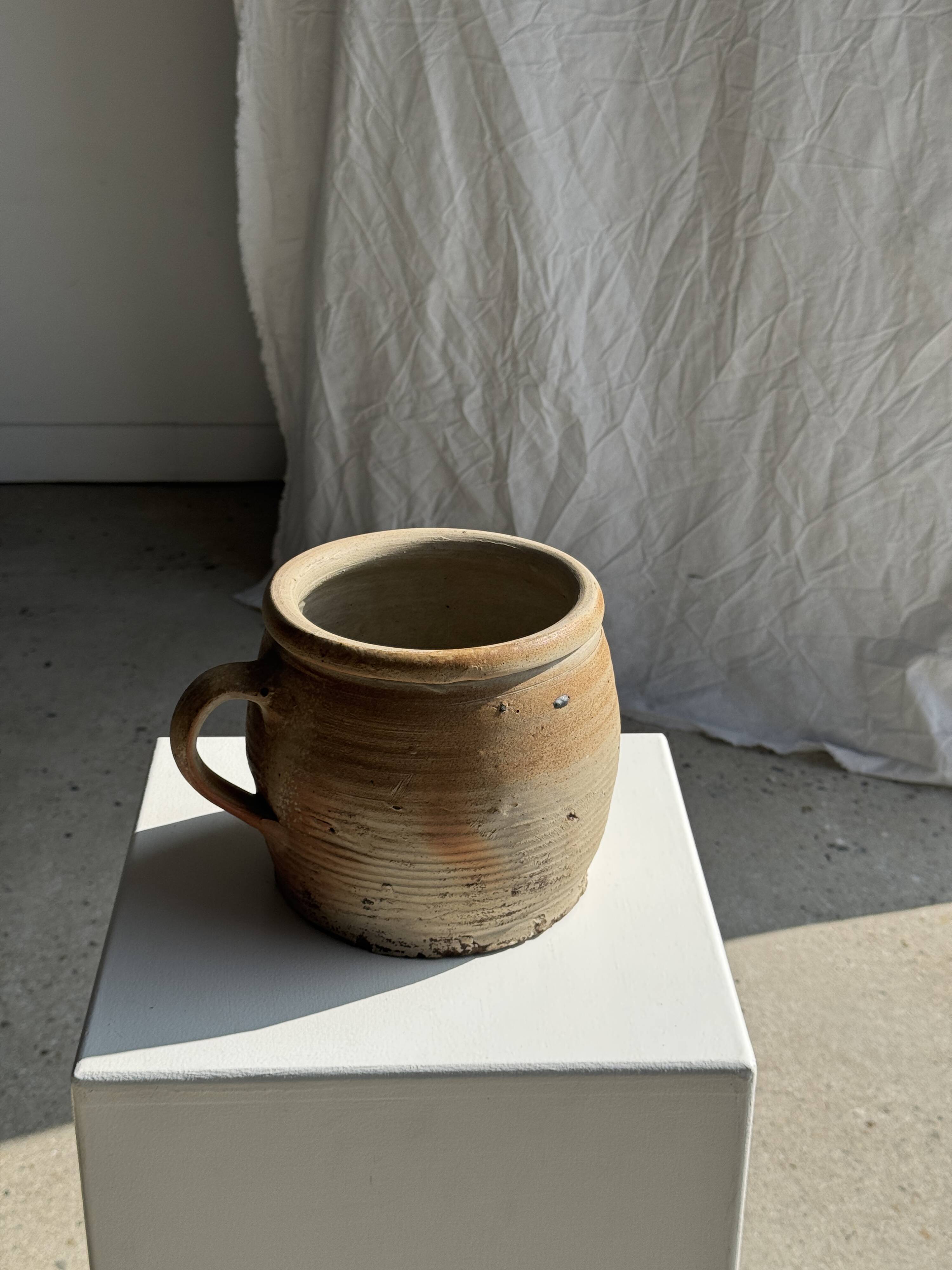 Large stoneware pot with ribbed handle H16