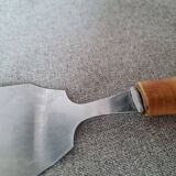 Curved pie server with bamboo handle