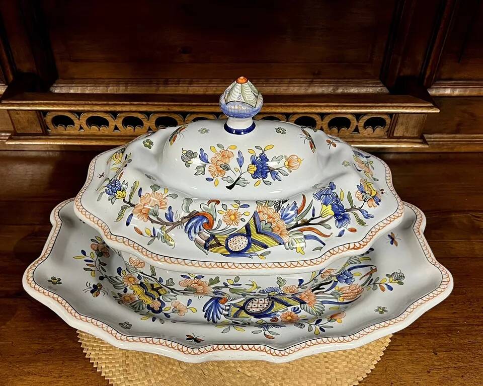 Soupière sur son plat en faïence de Desvres décor Rouen par Géo Martel