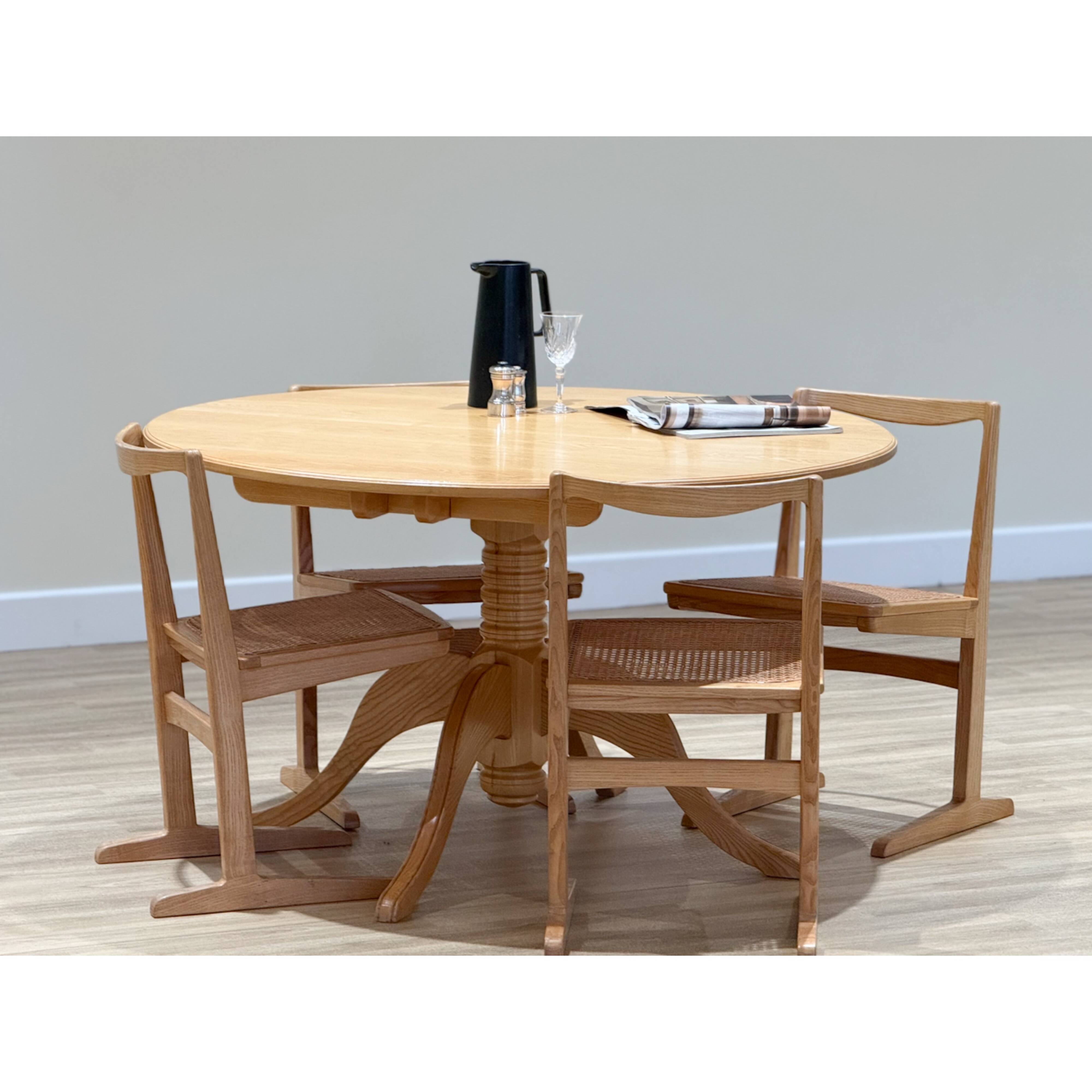 Table à manger circulaire en orme des années 50 et 4 chaises en rotin, ensemble original des années 1960.