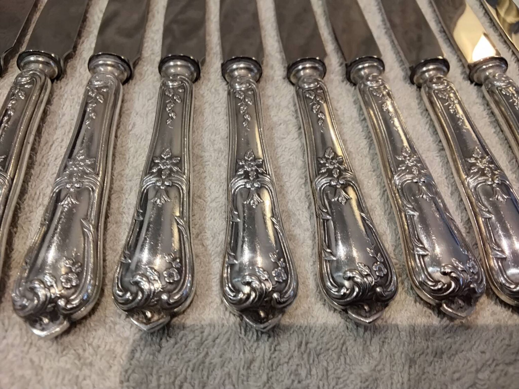 12 silver-plated dessert knives by Boulenger, Louis XV style, half-rich.