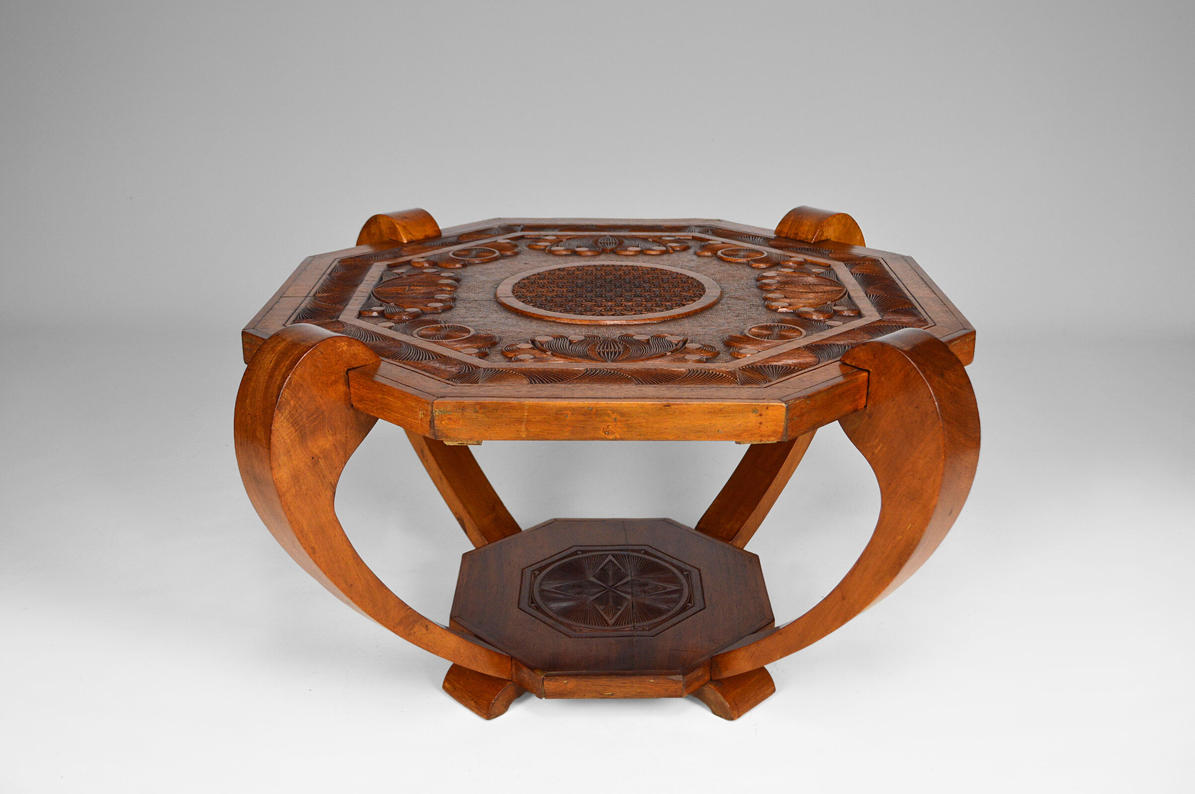 Table basse sculptée Art Déco Colonial vers 1930