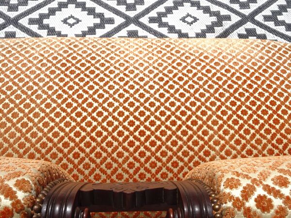 Ancienne banquette en bois et velours orange