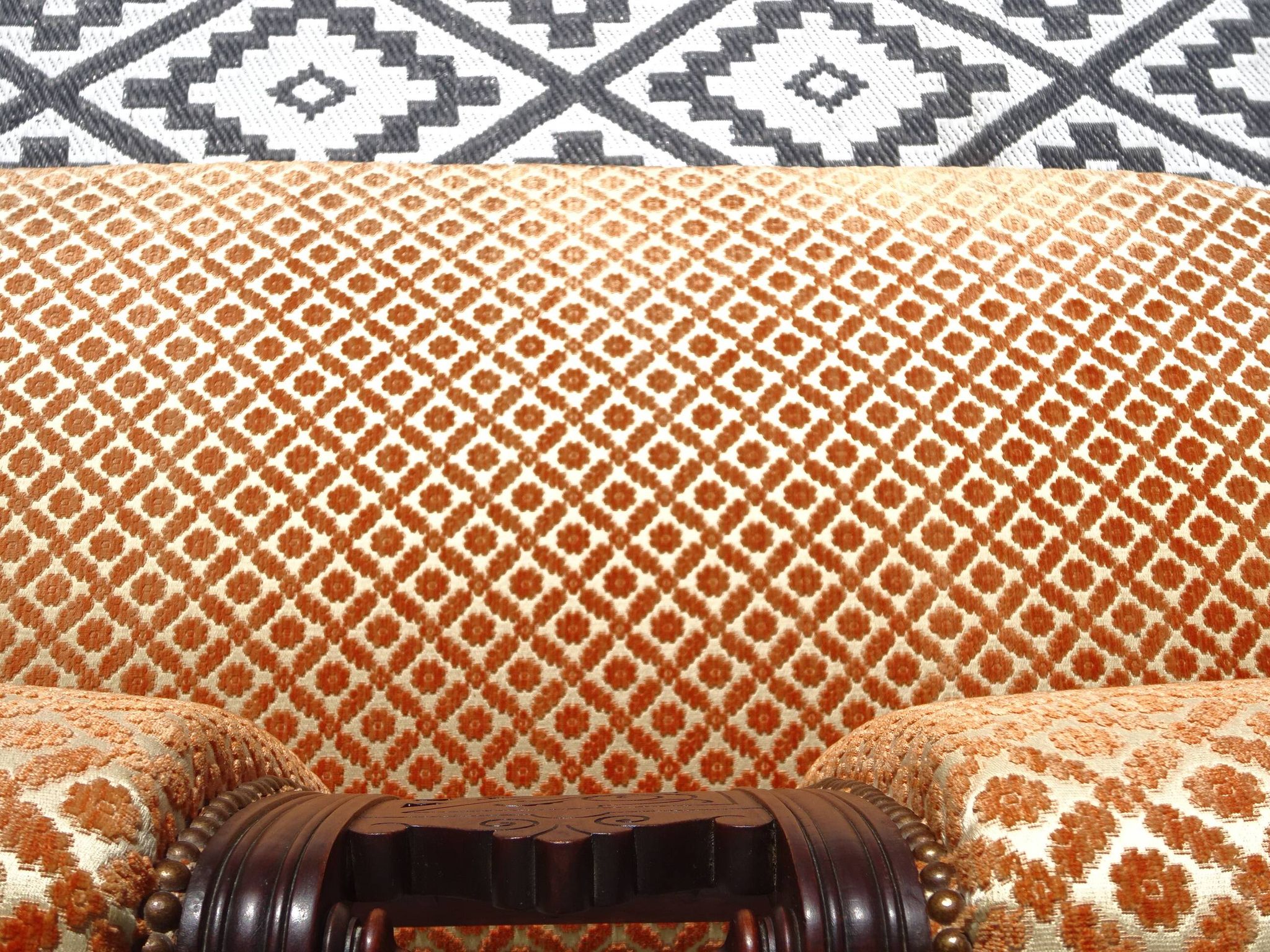 Ancienne banquette en bois et velours orange