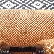 Ancienne banquette en bois et velours orange