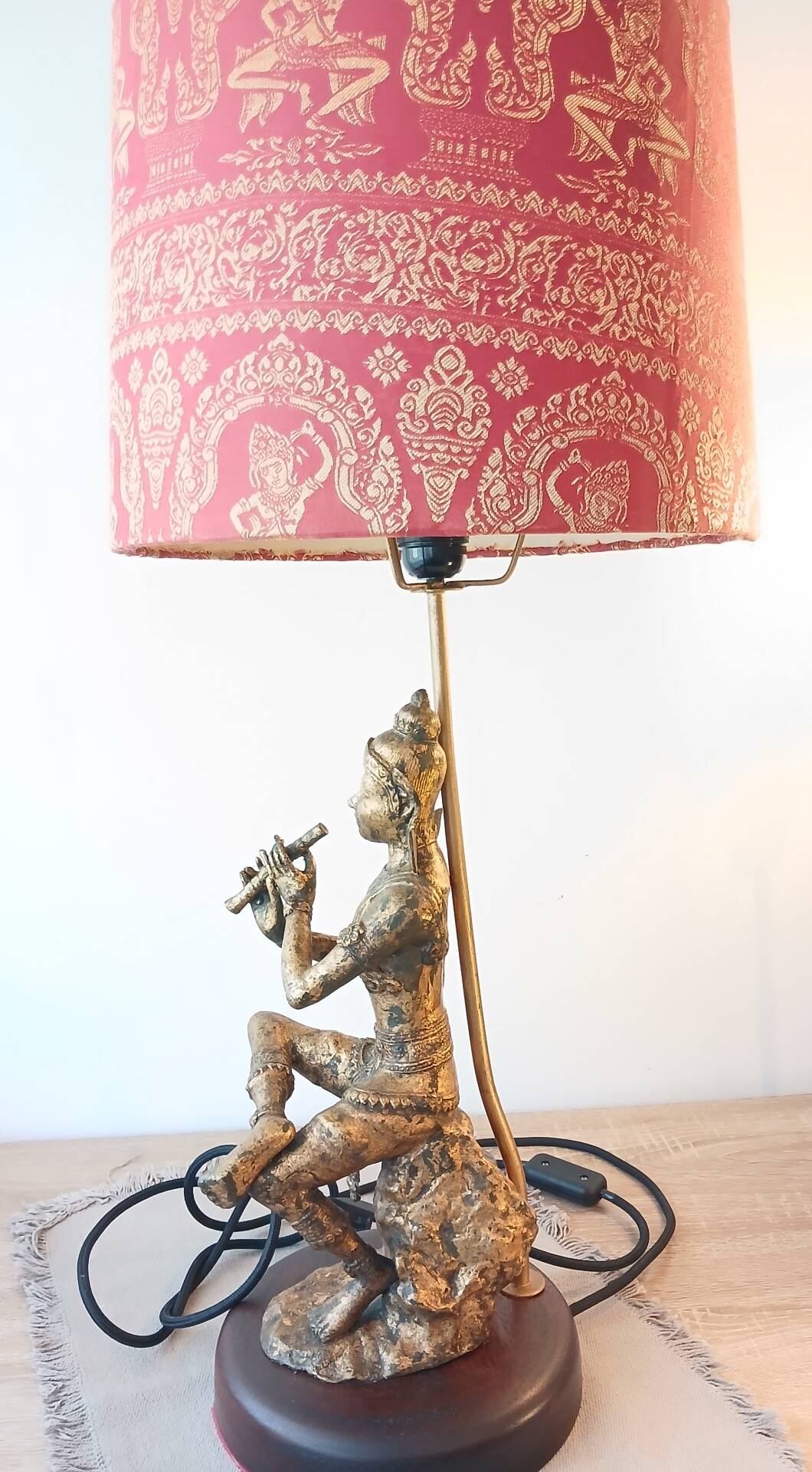 Unique and monumental Siamese bronze lamp from the 19th century, stamped.