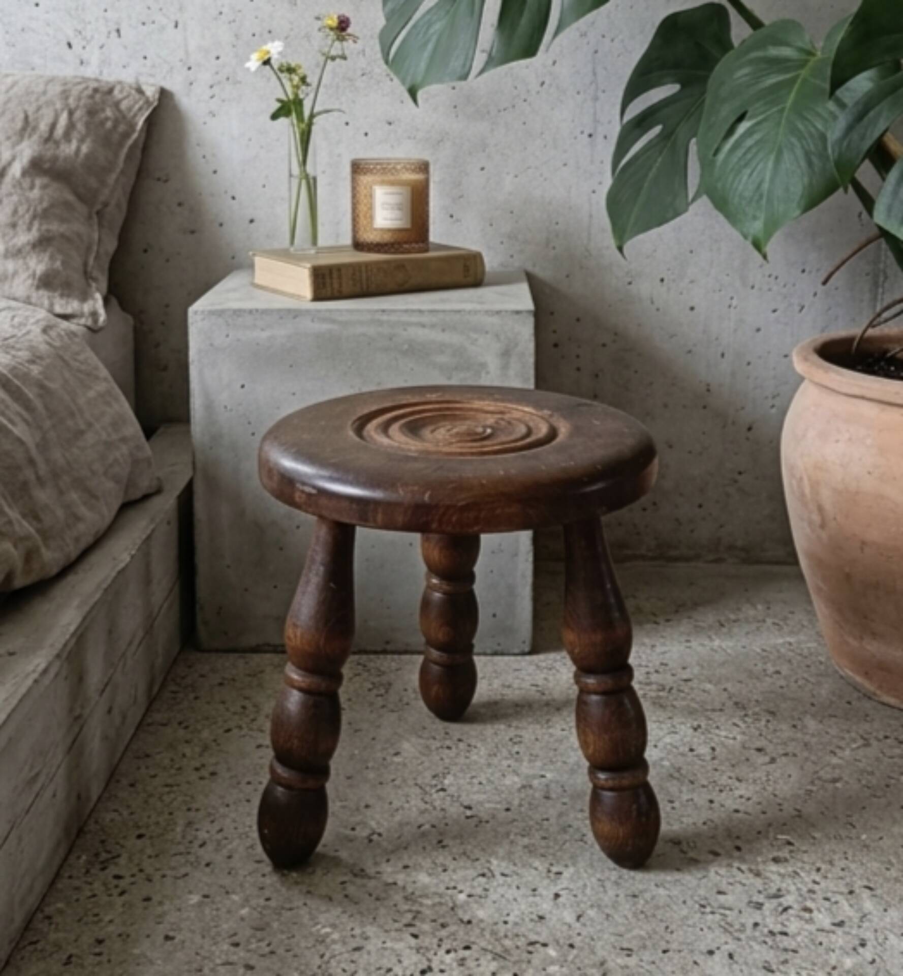 low tripod stool wood, bobbin leg, vintage