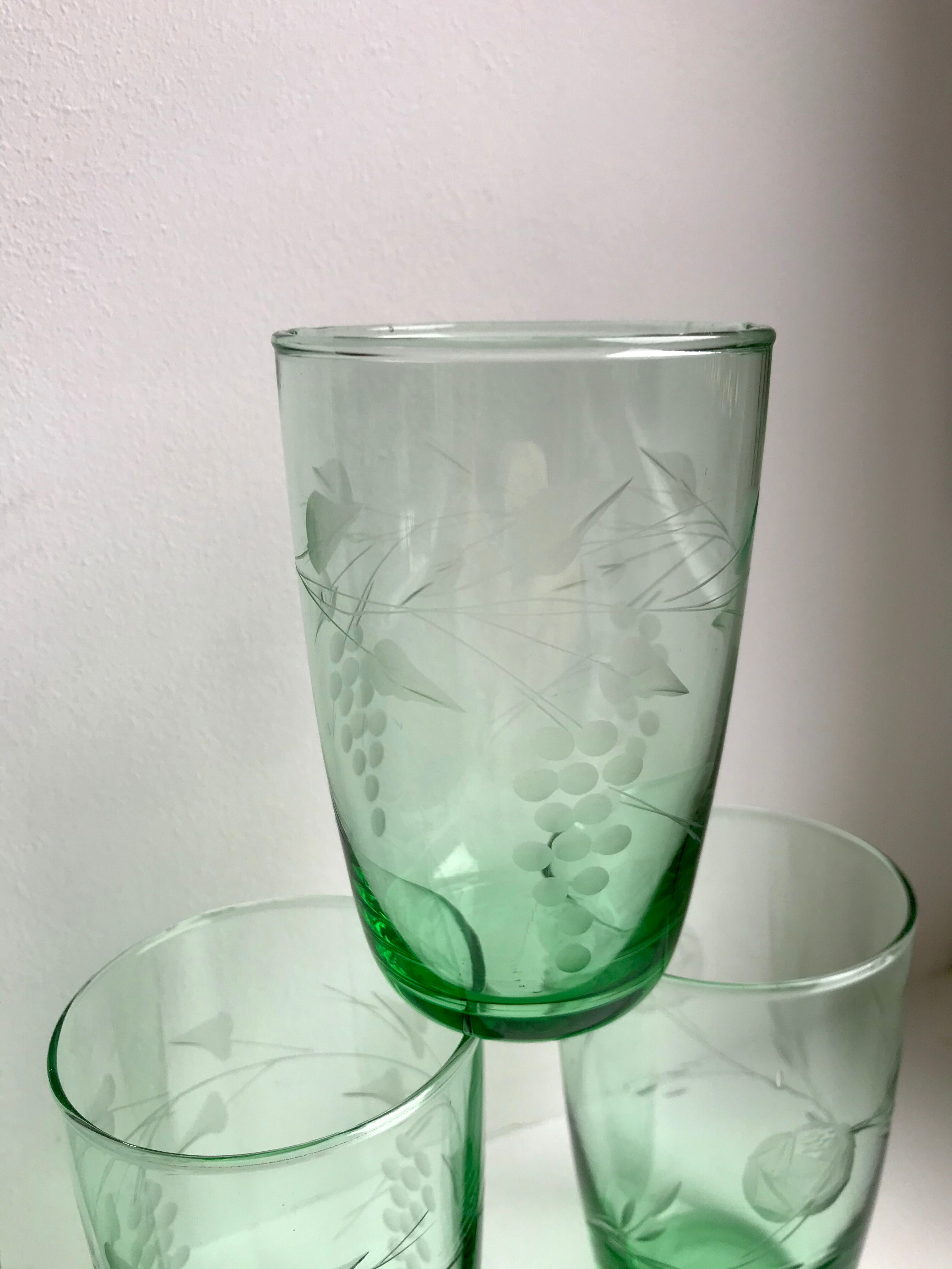 Set of 4 green glass water glasses engraved yeards 50-60