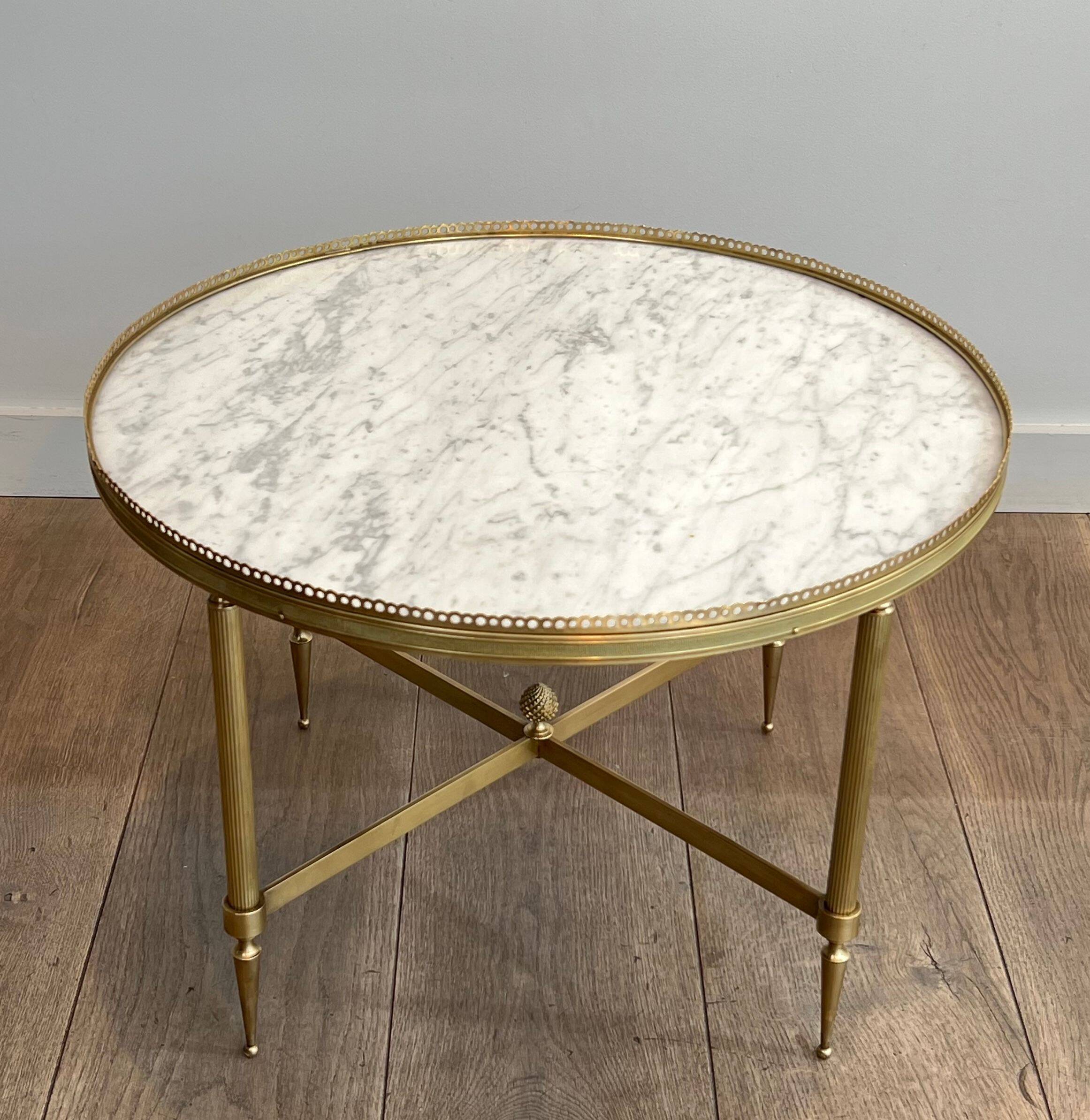 Neoclassical style round coffee table in brass with a white Carrara marble top from Jansen